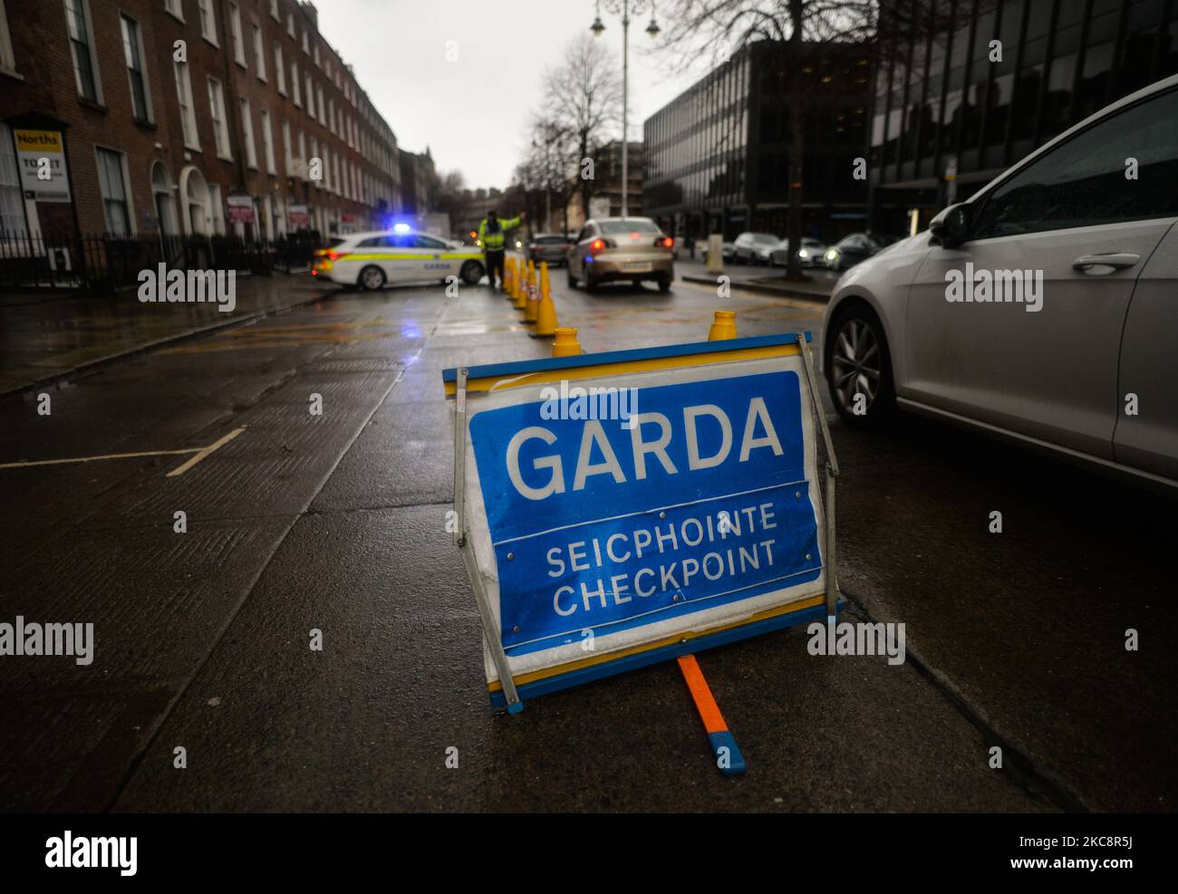 Garda Siochana checkpoint in Baggot Street Lower, Dublino, durante il livello 5 Covid-19 Lockdown. Venerdì 5 febbraio 2021 a Dublino, Irlanda. (Foto di Artur Widak/NurPhoto) Foto Stock