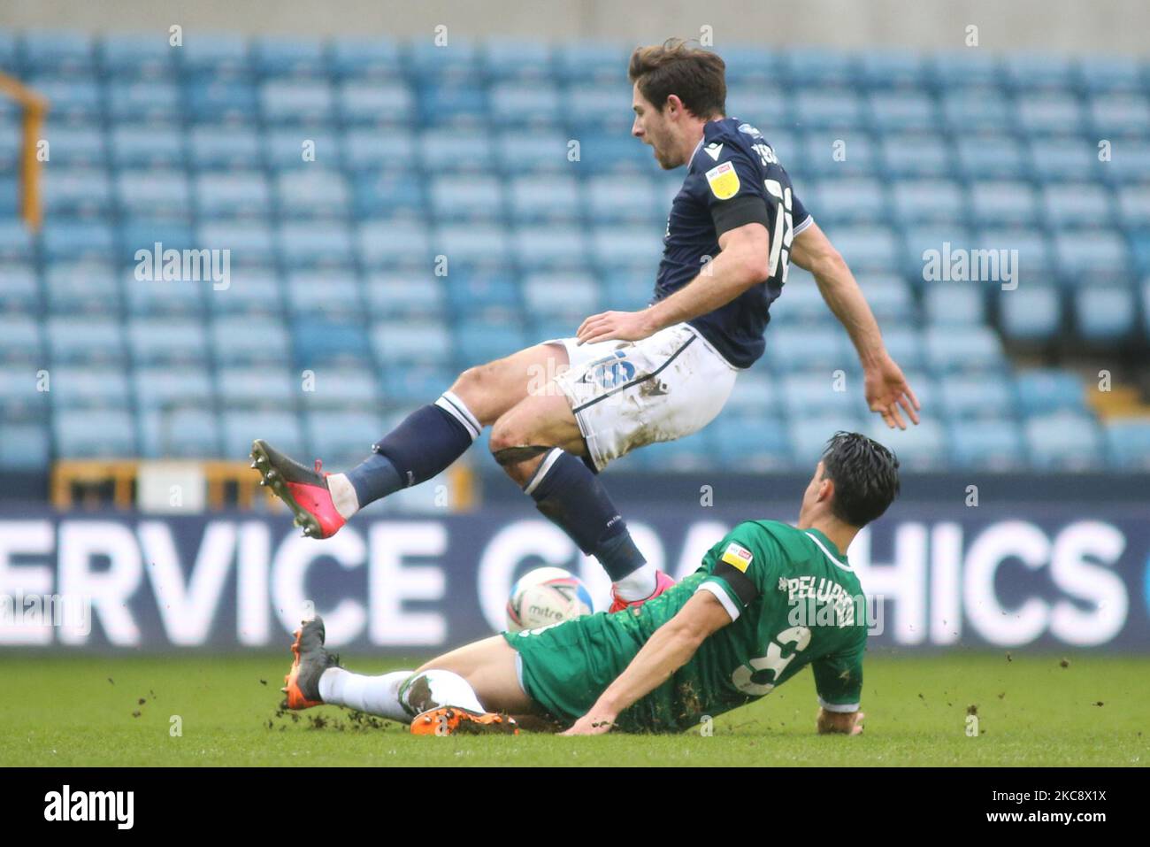 Ryan Leonard di Millwall e Joey Pelupessy di Sheffield si battono mercoledì per la palla durante la partita del campionato Sky Bet tra Millwall e Sheffield mercoledì al Den, Londra, sabato 6th febbraio 2021. (Foto di Federico Maranesi/MI News/NurPhoto) Foto Stock