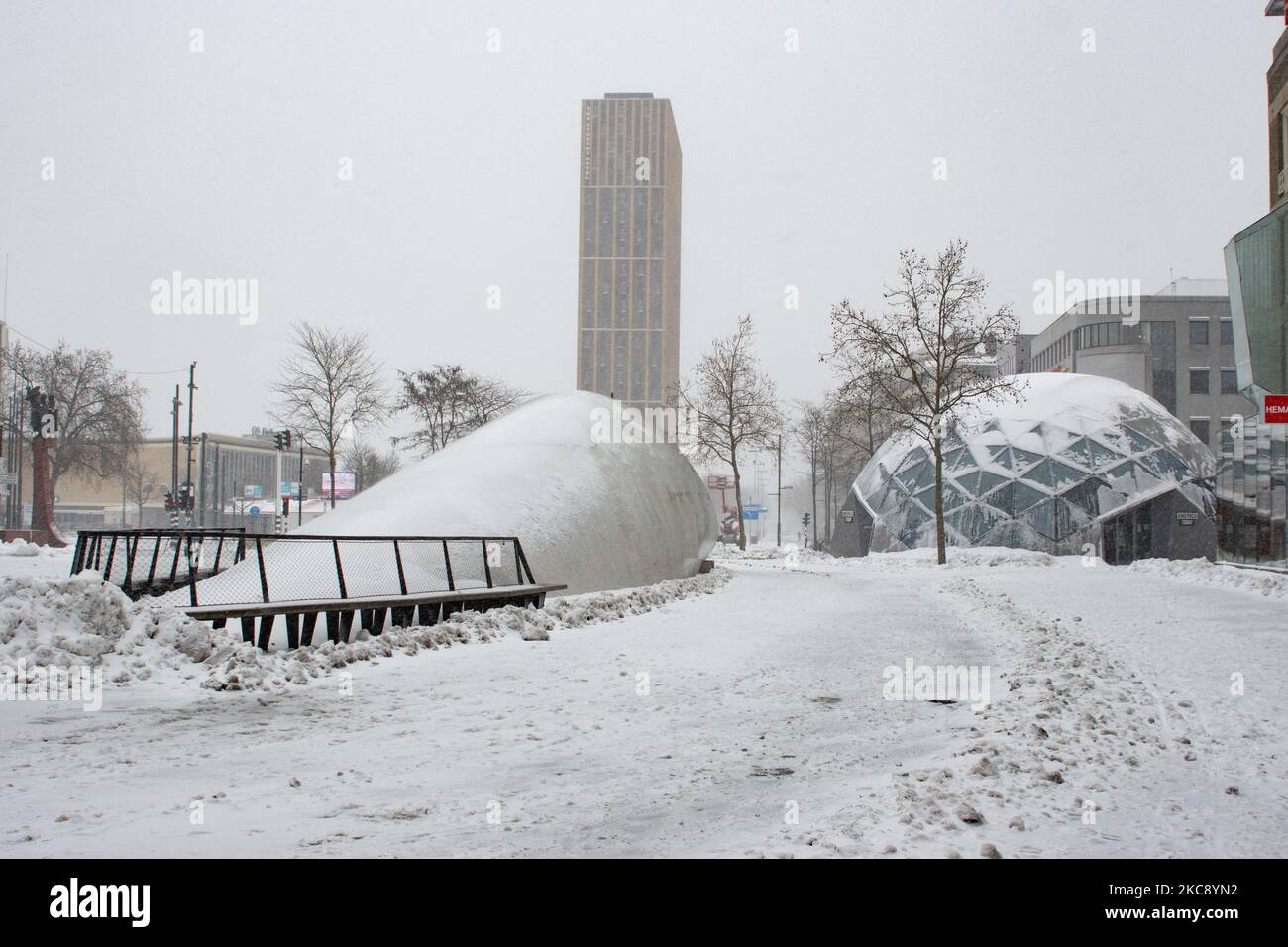 Neve coperta 18 Septemberplein a Eindhoven. Blizzard dalla tempesta di neve Darcy nei Paesi Bassi, la prima nevicata pesante con forti venti intensi dopo 2010 che ha interrotto il trasporto in tutto il paese. I olandesi si svegliarono la domenica con uno strato di neve che copriva tutto. Molti incidenti si sono verificati sulle strade a causa della tempesta e delle condizioni ghiacciate, mentre c'era un problema anche con i treni. Nella città di Eindhoven, nel Brabante settentrionale, i servizi ferroviari e di autobus cessarono di funzionare, l'aeroporto seguì e il traffico aereo fu deviato. La gente è andato fuori nel centro della città di Eindhoven per godere e. Foto Stock