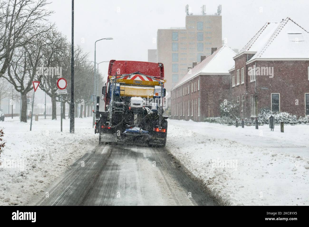 Un veicolo per la pulizia della neve, con la caduta di sale. Blizzard dalla tempesta di neve Darcy nei Paesi Bassi, la prima nevicata pesante con forti venti intensi dopo 2010 che ha interrotto il trasporto in tutto il paese. I olandesi si svegliarono la domenica con uno strato di neve che copriva tutto. Molti incidenti si sono verificati sulle strade a causa della tempesta e delle condizioni ghiacciate, mentre c'era un problema anche con i treni. Nella città di Eindhoven, nel Brabante settentrionale, i servizi ferroviari e di autobus cessarono di funzionare, l'aeroporto seguì e il traffico aereo fu deviato. La gente è andata fuori nel centro della città di Eindhoven per godere e avere Foto Stock