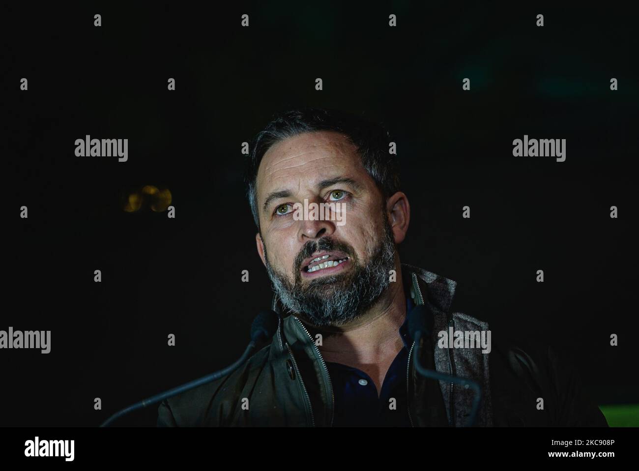 Santiago Abascal, capo del partito politico Vox, durante la campagna elettorale del gruppo parlamentare Vox nell'Hospitalet de Llobregat, Spagna, domenica 7 febbraio 2021. (Foto di Pau de la Calle/NurPhoto) Foto Stock