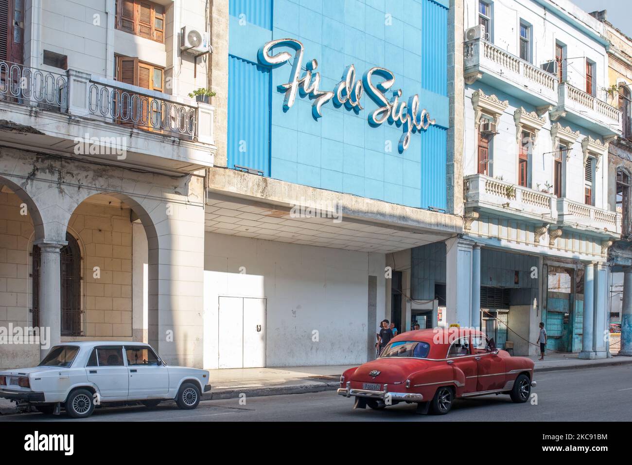 Un'auto d'epoca americana guida un Lada di fronte al negozio fin de Siglo Foto Stock