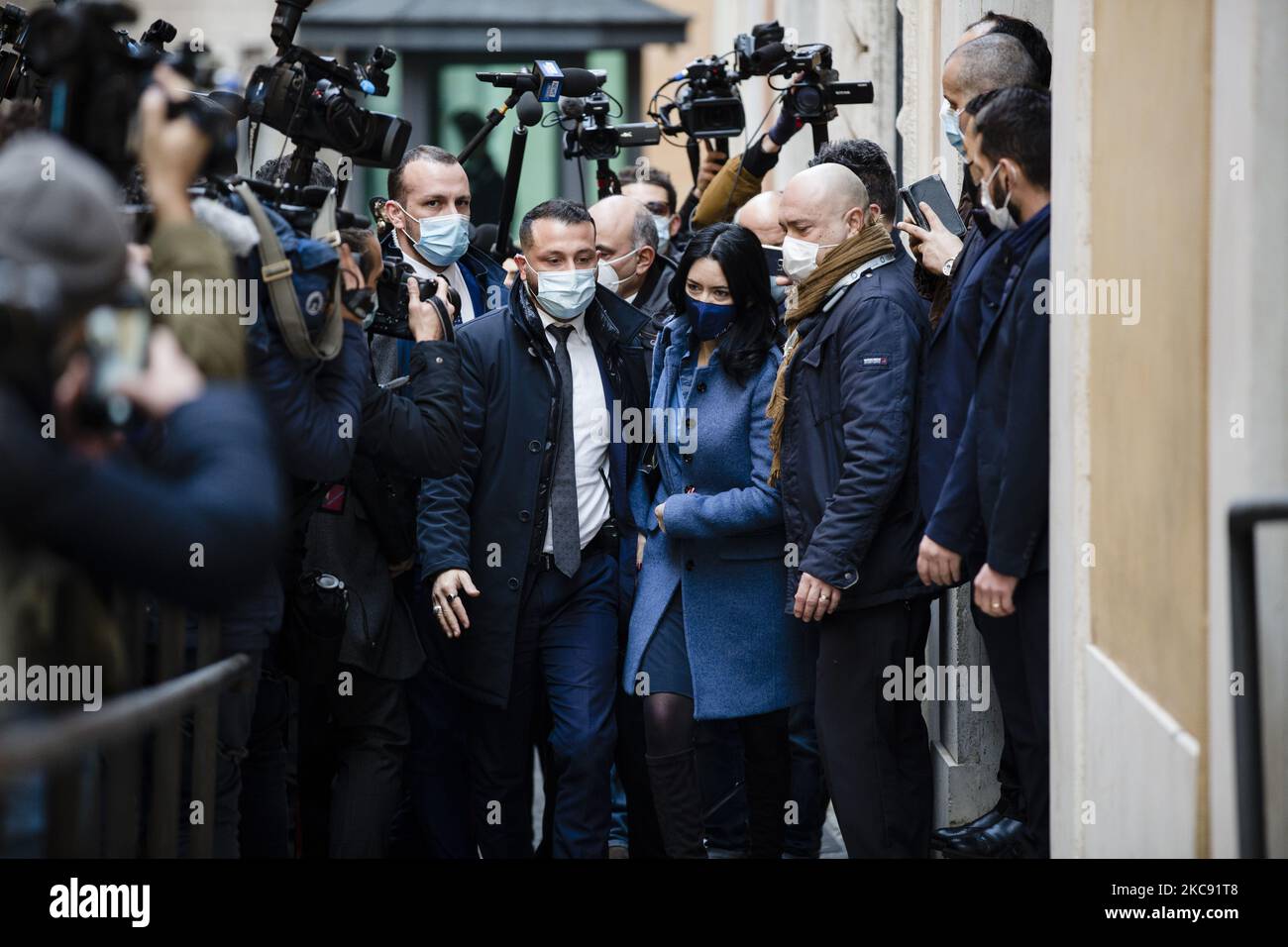 Lucia Azzolina, ministro italiano dell'Istruzione pubblica, arriva prima di un incontro con il primo ministro designato Mario Draghi per la formazione di un nuovo governo alla Camera dei deputati (Montecitorio), il 6 febbraio 2021 a Roma. (Foto di Christian Minelli/NurPhoto) Foto Stock