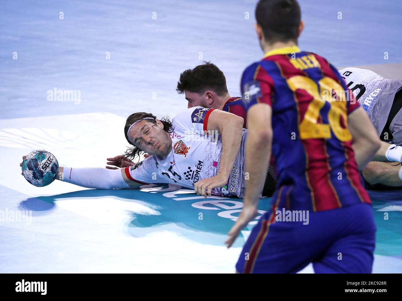 Kentin Mahe e Ludovic Fabregas durante la partita tra il FC Barcelona e Telekom Veszprem, corrispondente alla settimana 10 della EHF Champions League, disputata al Palau Blaugrana, il 09th febbraio 2021, a Barcellona, Spagna. -- (Foto di Urbanandsport/NurPhoto) Foto Stock