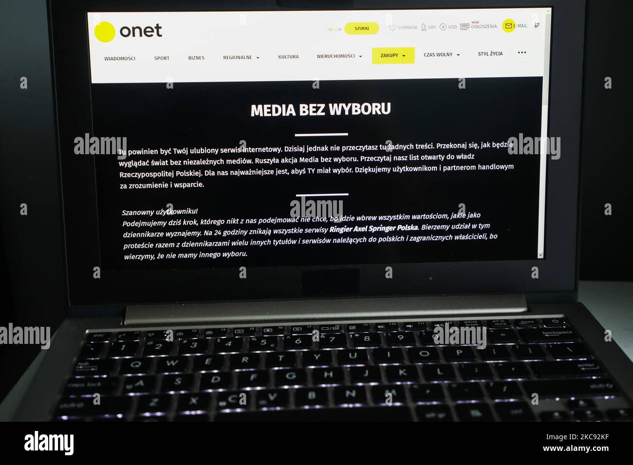 La dichiarazione di protesta "media senza scelta" è presentata alla home page di Onet. Cracovia, Polonia il 10 febbraio 2021. I media polacchi indipendenti hanno sospeso la copertura delle notizie e le pagine web delle principali organizzazioni giornalistiche del paese sono state vuote mercoledì mattina per protestare contro una nuova tassa pubblicitaria che, secondo le emittenti e gli editori, non mira a raccogliere fondi, ma a minare la libertà di stampa. (Foto di Beata Zawrzel/NurPhoto) Foto Stock