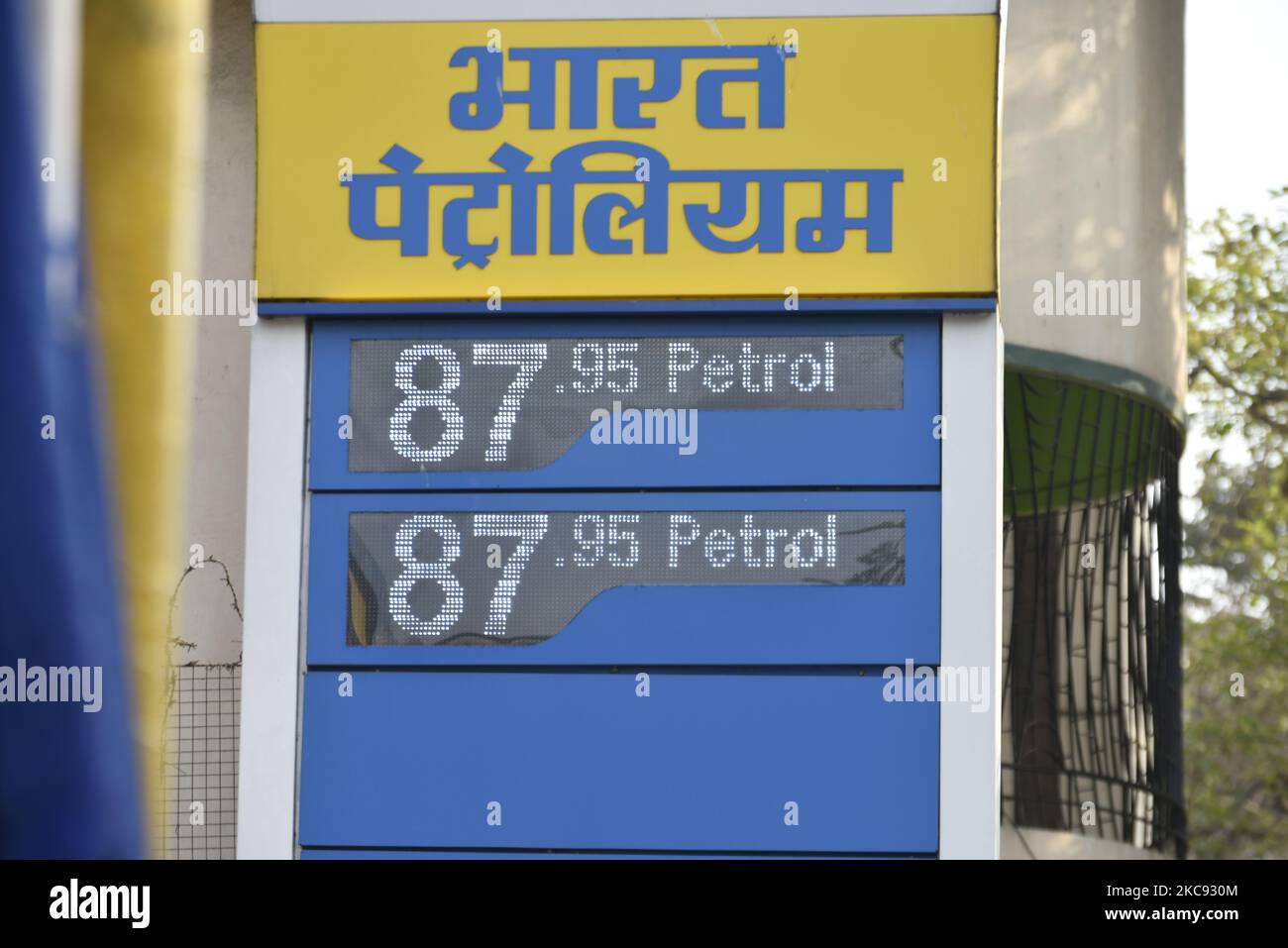 Una pompa di benzina che mostra i prezzi della benzina a Kolkata, India, 04 febbraio 2021. Il prezzo della benzina e del gasolio a Kolkata è RS 88,01 e RS 80,41 al litro (circa). (Foto di Indranil Aditya/NurPhoto) Foto Stock