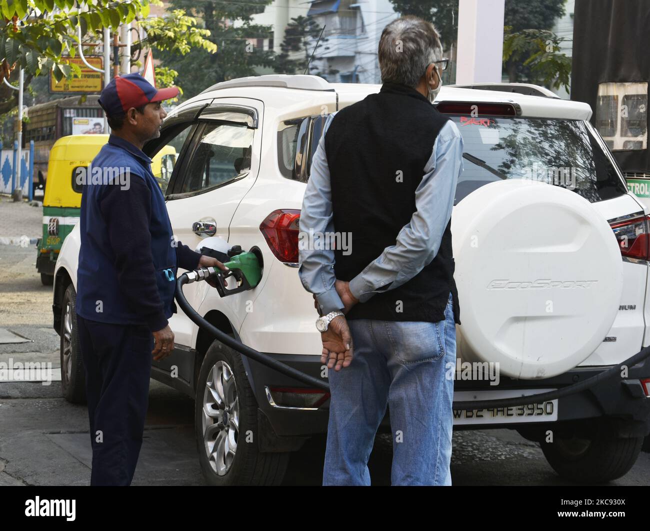 Un operaio di pompe di benzina mette un ugello di combustibile all'interno di un serbatoio di combustibile di un automobile in Kolkata, India, 04 febbraio 2021. Il prezzo della benzina e del gasolio a Kolkata è RS 88,01 e RS 80,41 al litro (circa). (Foto di Indranil Aditya/NurPhoto) Foto Stock