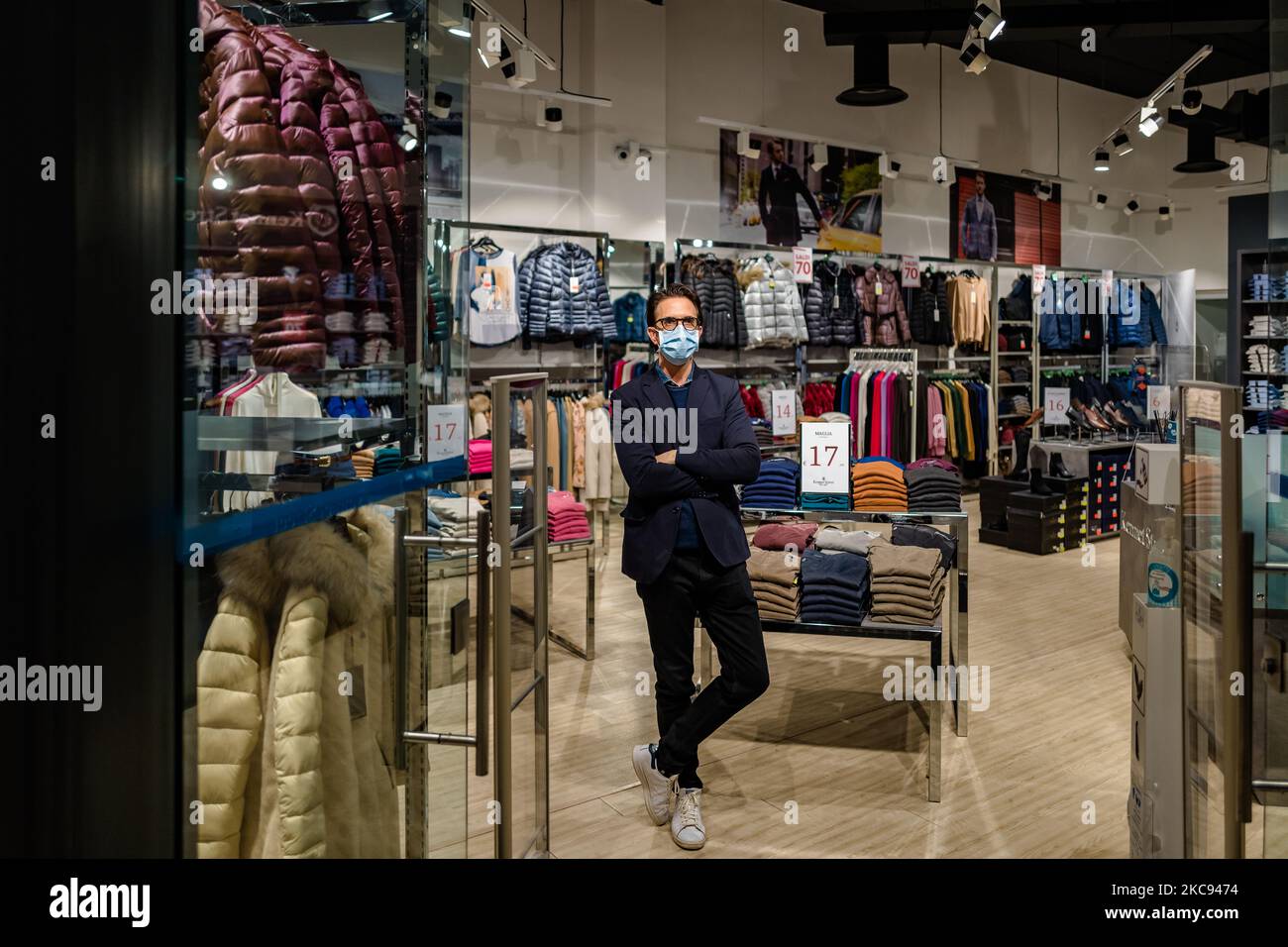 Un impiegato di un negozio di abbigliamento attende i clienti presso il  Puglia Outlet Village Shopping Center il 11 febbraio 2021 a Molfetta. Da  oggi la Puglia torna nella zona gialla. La