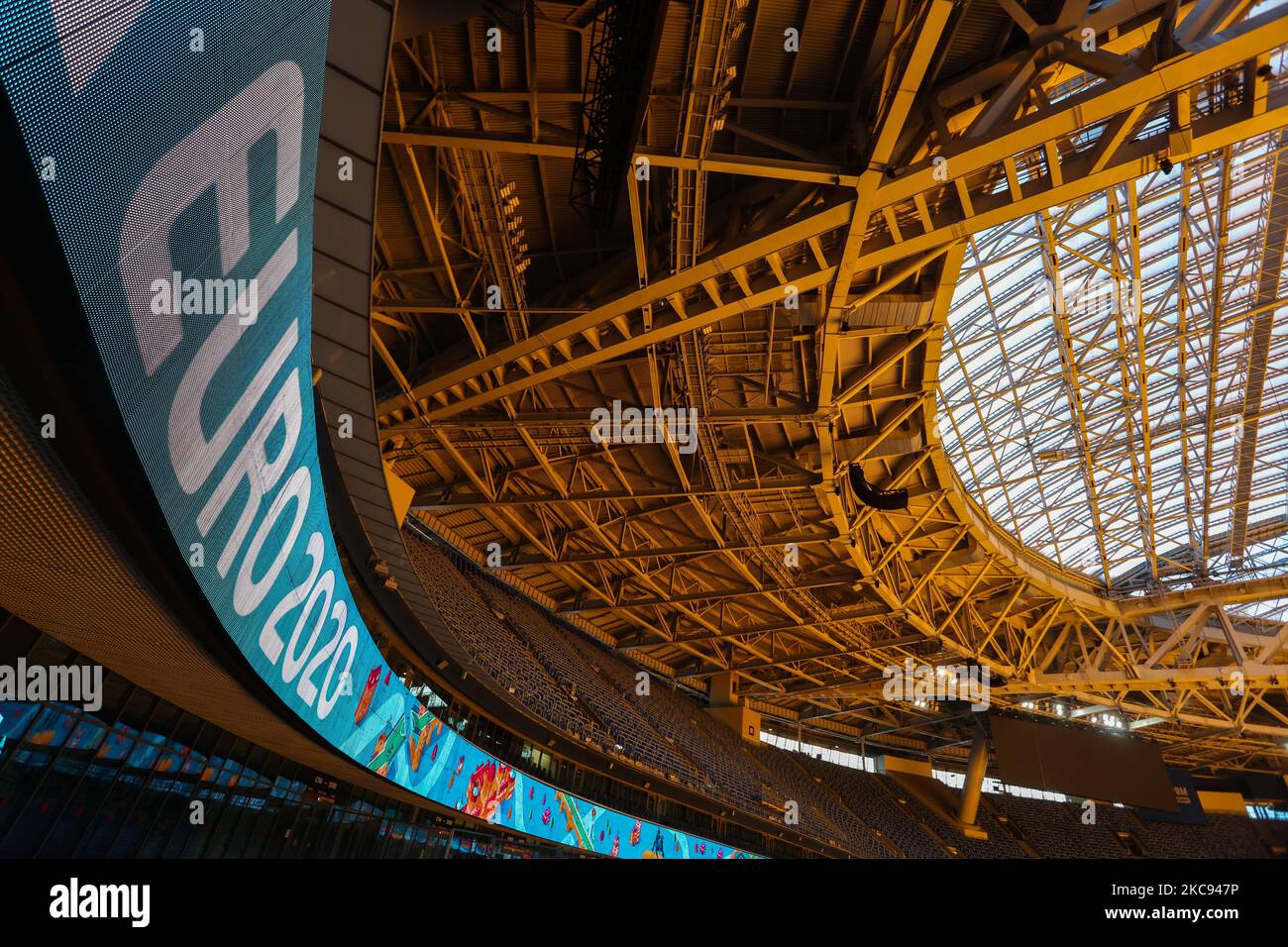 Logo Euro 2020 allo stadio Zenit-Arena di San Pietroburgo, Russia, il 11 febbraio 2021. Zenit-Arena ospiterà 4 partite del Campionato europeo di Calcio Euro-2020, rinviate di un anno a causa della pandemia. (Foto di Valya Egorshin/NurPhoto) Foto Stock