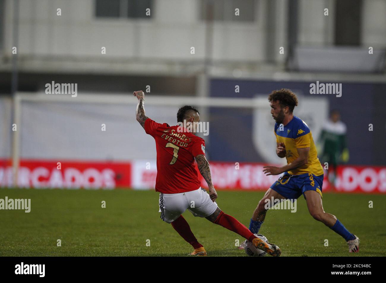 Everton calcia all'attacco durante la semifinale TAA de Portugal tra Estoril Praia e SL Benfica, a Estdio Antnio Coimbra da Mota, Estoril, Portogallo, 11 febbraio, 2021 (Foto di JoÃ£o Rico/NurPhoto) Foto Stock