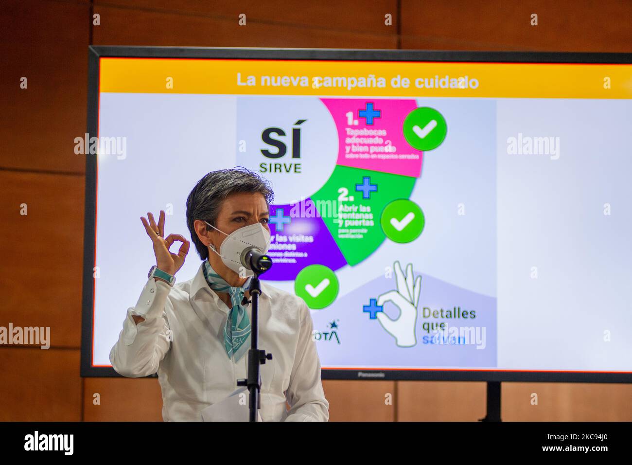 Il sindaco di Bogotà, Claudia Lopez insieme al Sottosegretario alla Salute, annuncia una nuova campagna di autoconsapevolezza e di allontanamento sociale in occasione della prossima vaccinazione COVID-19 a Bogotà, in Colombia, il 11 febbraio 2021. Bogotà riceverà 7673 vaccini covid-19 per prevenire la diffusione della malattia al personale sanitario pubblico e privato. (Foto di Sebastian Barros/NurPhoto) Foto Stock