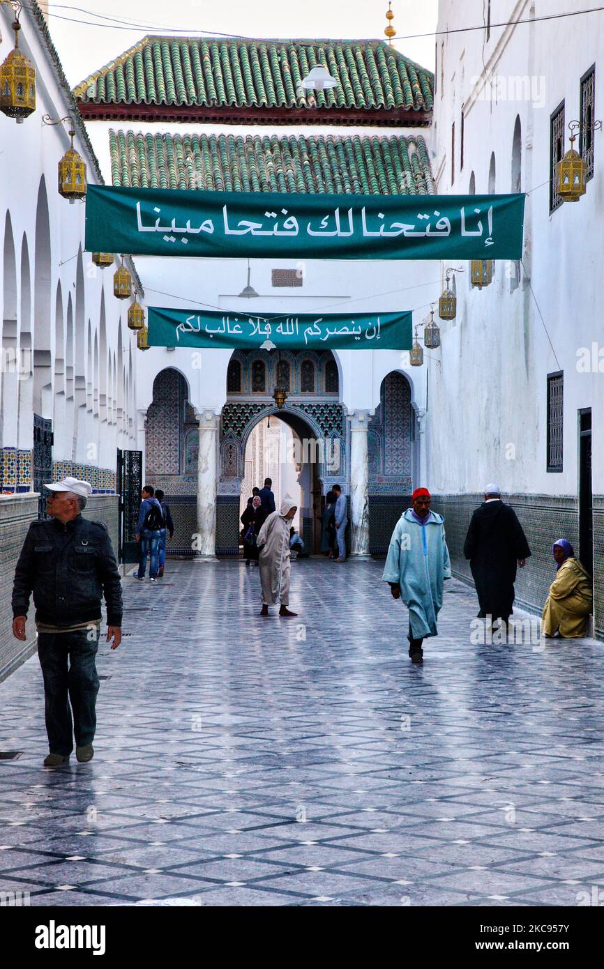 Ingresso alla moschea e al complesso mausoleo di Moulay Idris i nella città di Moulay Idriss (Moulay Idriss Zerhoun) in Marocco, Africa. La città Santa di Moulay Idriss era dove Moulay Idriss sono arrivato nel 789, portando con sé la religione dell'Islam, e iniziando una nuova dinastia. Idris i (noto come Moulay Idris) era un discendente del Profeta Muhammad che fuggì dal territorio controllato da Abbasidi dopo la Battaglia di Fakh perché aveva sostenuto i ribelli pro-Shi'a sconfitti. (Foto di Creative Touch Imaging Ltd./NurPhoto) Foto Stock