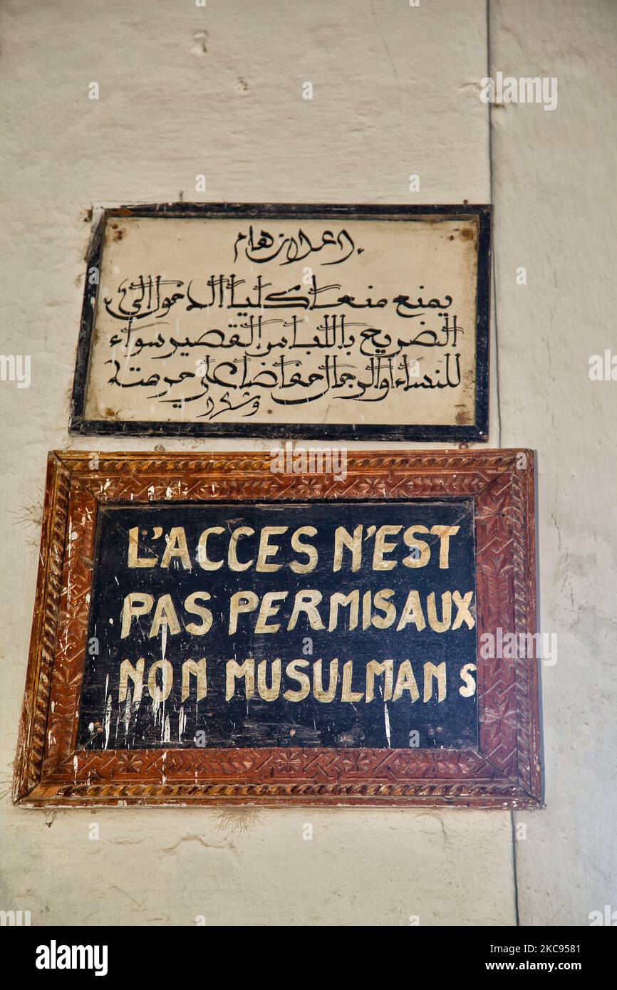 Segno che indica che i non-musulmani non sono autorizzati ad entrare nella moschea e nel complesso del mausoleo di Moulay Idris i nella città di Moulay Idriss (Moulay Idriss Zerhoun) in Marocco, Africa. La città Santa di Moulay Idriss era dove Moulay Idriss sono arrivato nel 789, portando con sé la religione dell'Islam, e iniziando una nuova dinastia. Idris i (noto come Moulay Idris) era un discendente del Profeta Muhammad che fuggì dal territorio controllato da Abbasidi dopo la Battaglia di Fakh perché aveva sostenuto i ribelli pro-Shi'a sconfitti. (Foto di Creative Touch Imaging Ltd./NurPhoto) Foto Stock