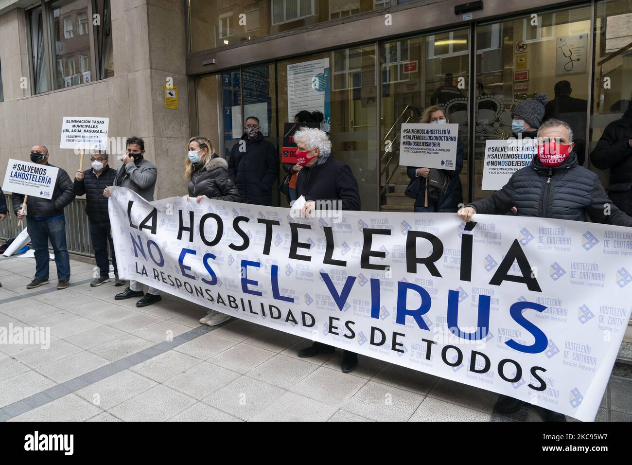 Protesta la concentrazione dei lavoratori del settore alberghiero della Cantabria, per chiedere aiuto dopo quasi un anno della pandemia COVID-19 sotto lo slogan 'salviamo il settore dell'ospitalità, non lasciamoci morire', a Santander, Spagna, il 9 febbraio 2021. (Foto di Joaquin Gomez Sastre/NurPhoto) Foto Stock