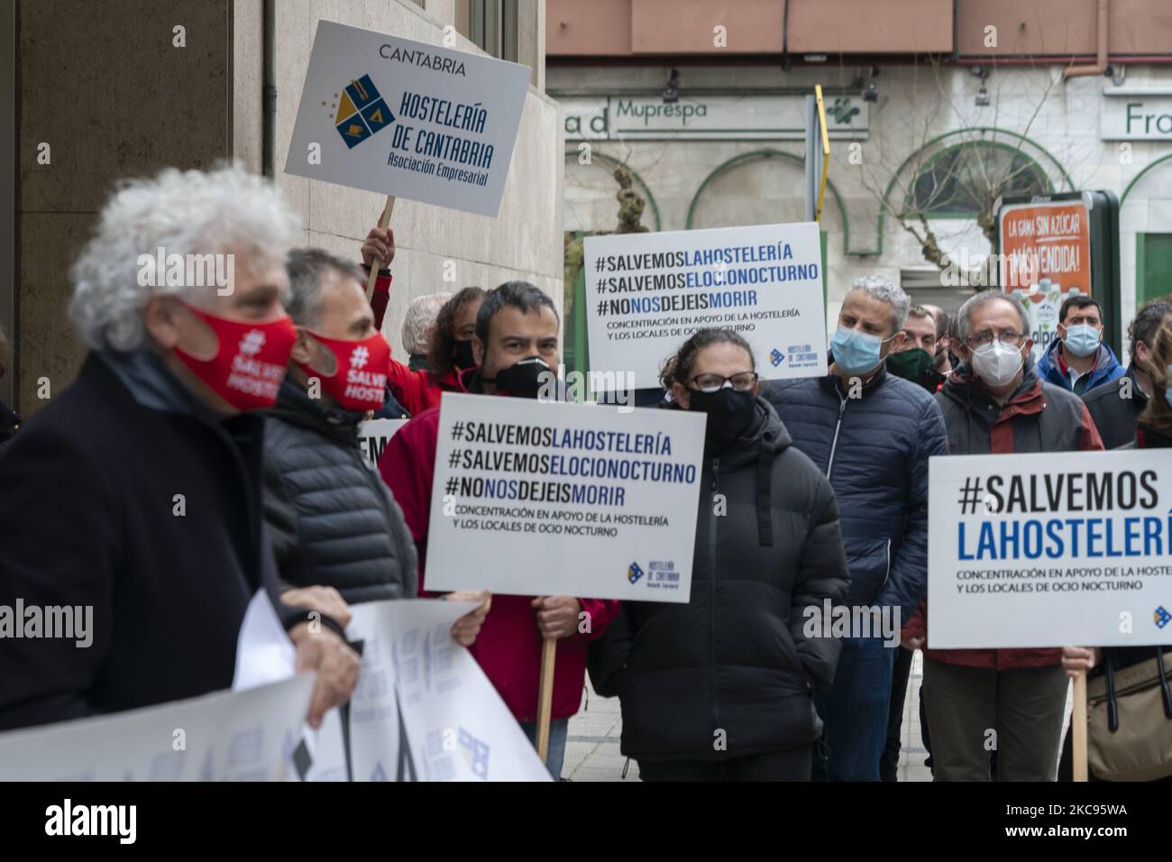 Rappresentanti dell'Associazione Albergatori Cantabriani, durante la protesta degli albergatori per chiedere aiuto dopo quasi un anno della pandemia COVID-19 , a Santander, in Spagna, il 9 febbraio 2021. (Foto di Joaquin Gomez Sastre/NurPhoto) Foto Stock