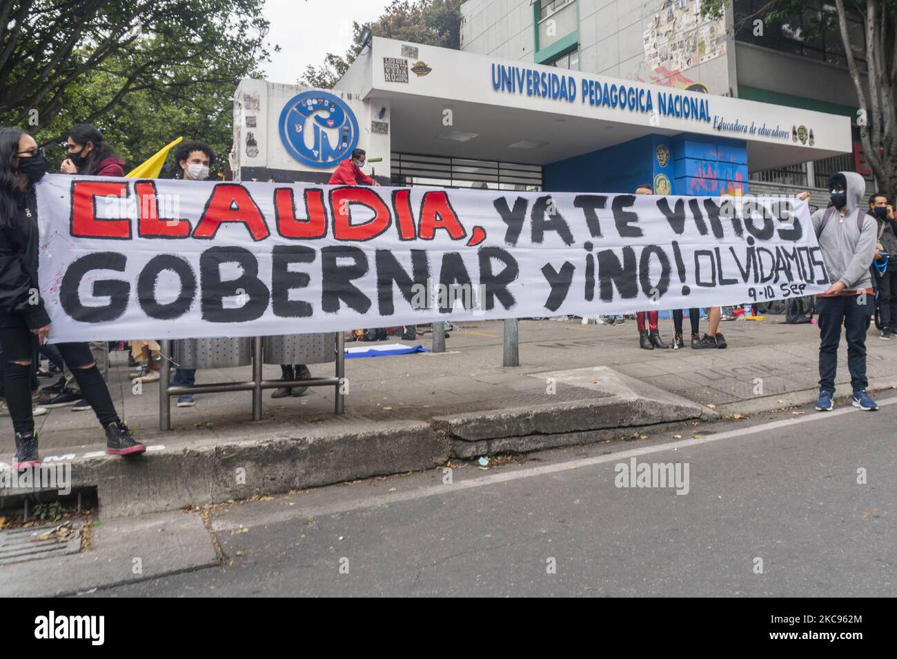 Gli studenti universitari partecipano ad una manifestazione a Bogotà, Colombia, il 12 febbraio 2021. (Foto di Daniel Garzon Herazo/NurPhoto) Foto Stock