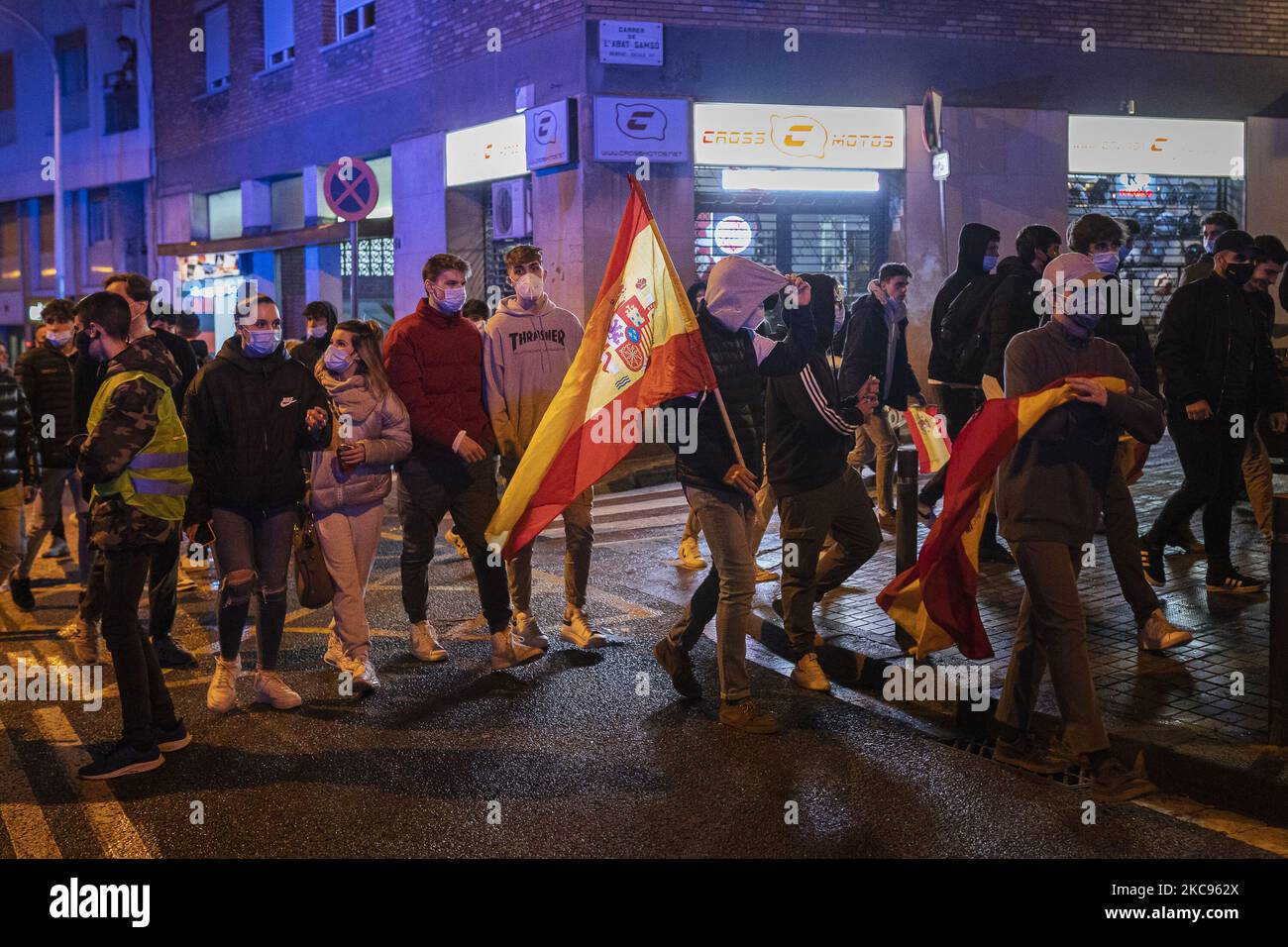 I sostenitori della VOX durante il raduno elettorale di fine campagna del gruppo parlamentare Vox il 12 febbraio 2021, a Plaza Artos, Barcellona, Spagna. (Foto di Pau de la Calle/NurPhoto) Foto Stock