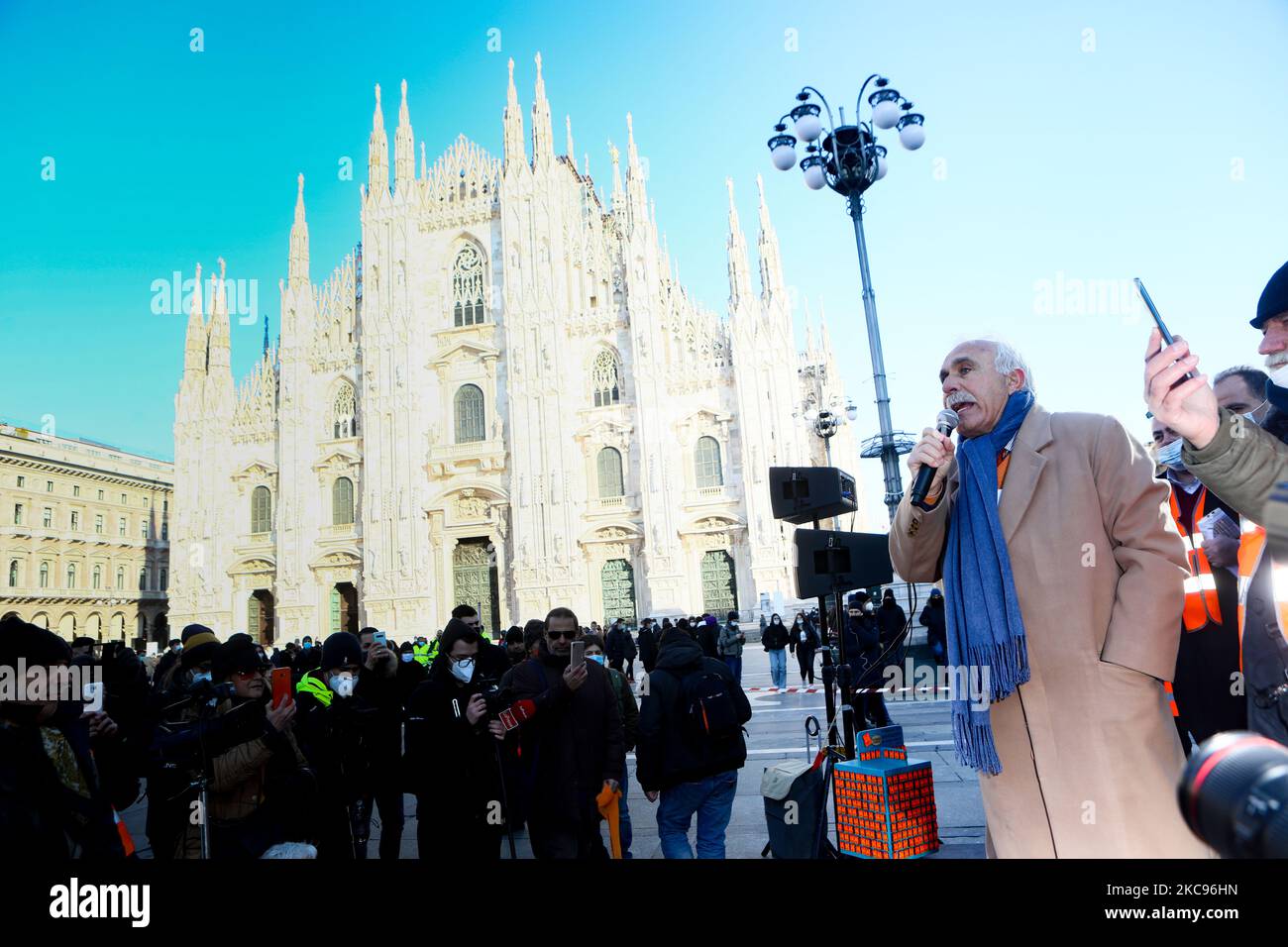 Il leader Antonio Pappalardo è visto al rally di protesta dei negatori di gilet arancioni contro le restrizioni italiane per l'emergenza Coronavirus capitanate dal leader Antonio Pappalardo in Piazza Duomo, Milano, Italia, il 13 2021 febbraio (Foto di Mairo Cinquetti/NurPhoto) Foto Stock