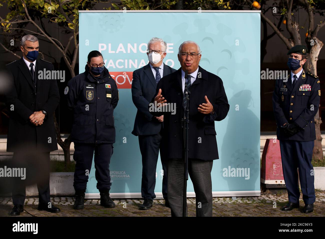 Il primo ministro portoghese Antonio Costa (fronte) parla ai giornalisti il primo giorno dell'inoculazione delle forze di sicurezza contro COVID-19 presso la caserma militare Conde de Lippe a Lisbona, in Portogallo, il 13 febbraio 2021. (Foto di Pedro FiÃºza/NurPhoto) Foto Stock