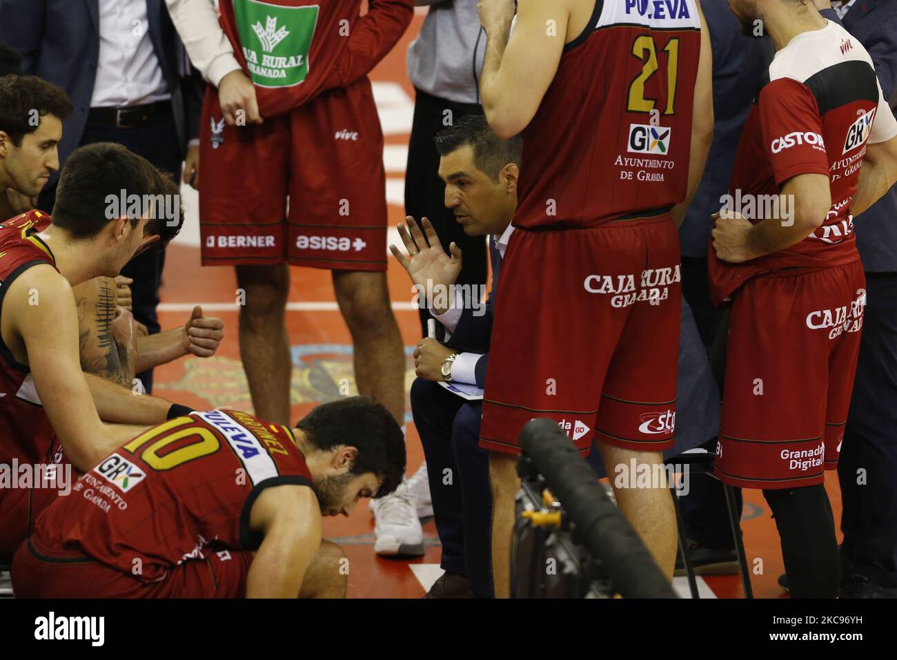 Incontro LEB Oro tra Fundacion CB Granada e Fundacion Lucentum Baloncesto Alicante al Palacio de los Deportes il 13 febbraio 2021 a Granada, Spagna. Gli stadi in Spagna rimangono chiusi ai tifosi a causa del Coronavirus Pandemic. (Foto di Álex Cámara/NurPhoto) Foto Stock