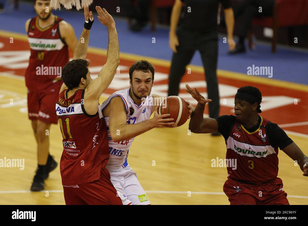 Incontro LEB Oro tra Fundacion CB Granada e Fundacion Lucentum Baloncesto Alicante al Palacio de los Deportes il 13 febbraio 2021 a Granada, Spagna. Gli stadi in Spagna rimangono chiusi ai tifosi a causa del Coronavirus Pandemic. (Foto di Álex Cámara/NurPhoto) Foto Stock