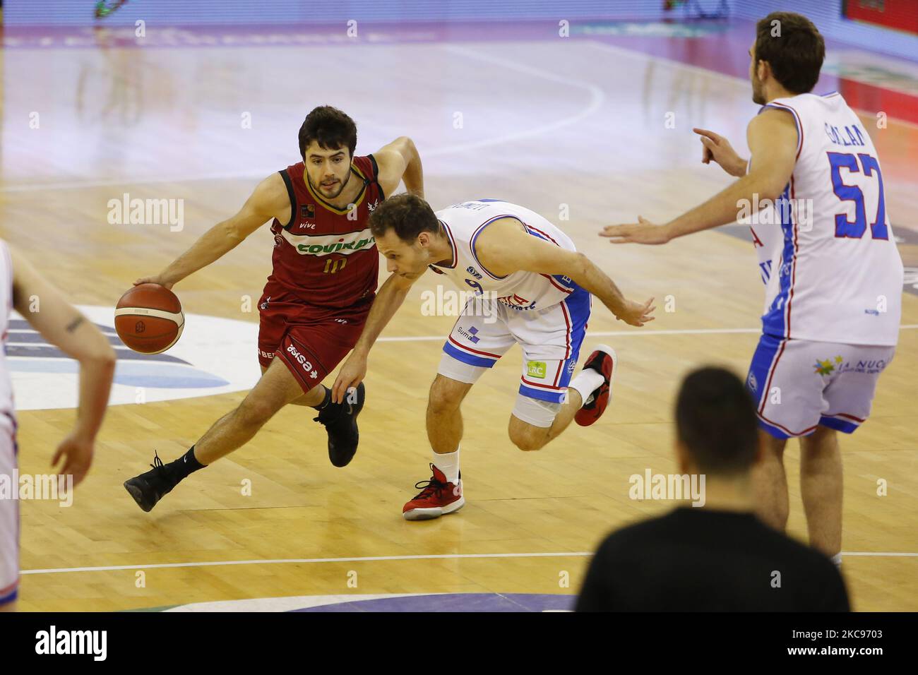 Incontro LEB Oro tra Fundacion CB Granada e Fundacion Lucentum Baloncesto Alicante al Palacio de los Deportes il 13 febbraio 2021 a Granada, Spagna. Gli stadi in Spagna rimangono chiusi ai tifosi a causa del Coronavirus Pandemic. (Foto di Álex Cámara/NurPhoto) Foto Stock