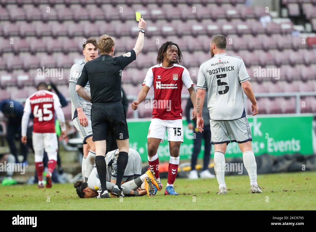 L'arbitro Scott Oldham mostra un cartellino giallo al Peter Kioso di Northampton Town durante la seconda metà della partita della Sky Bet League One tra Northampton Town e Burton Albion presso il PTS Academy Stadium di Northampton sabato 13th febbraio 2021. (Foto di John Cripps/MI News/NurPhoto) Foto Stock