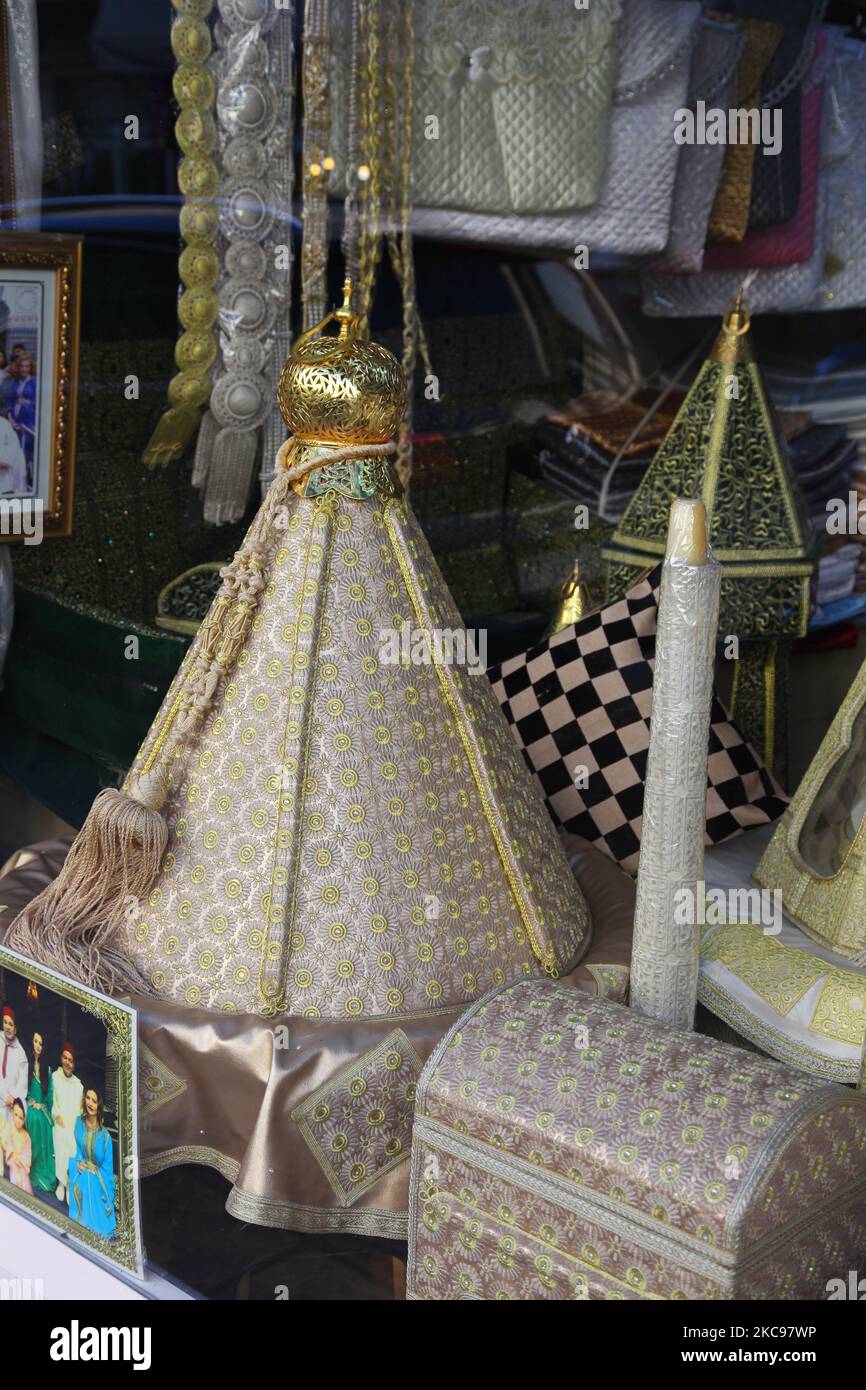 Tabak (tradizionali scatole coniche di regalo per matrimoni islamici) in un negozio nella medina (città vecchia) di Fez in Marocco, Africa. (Foto di Creative Touch Imaging Ltd./NurPhoto) Foto Stock