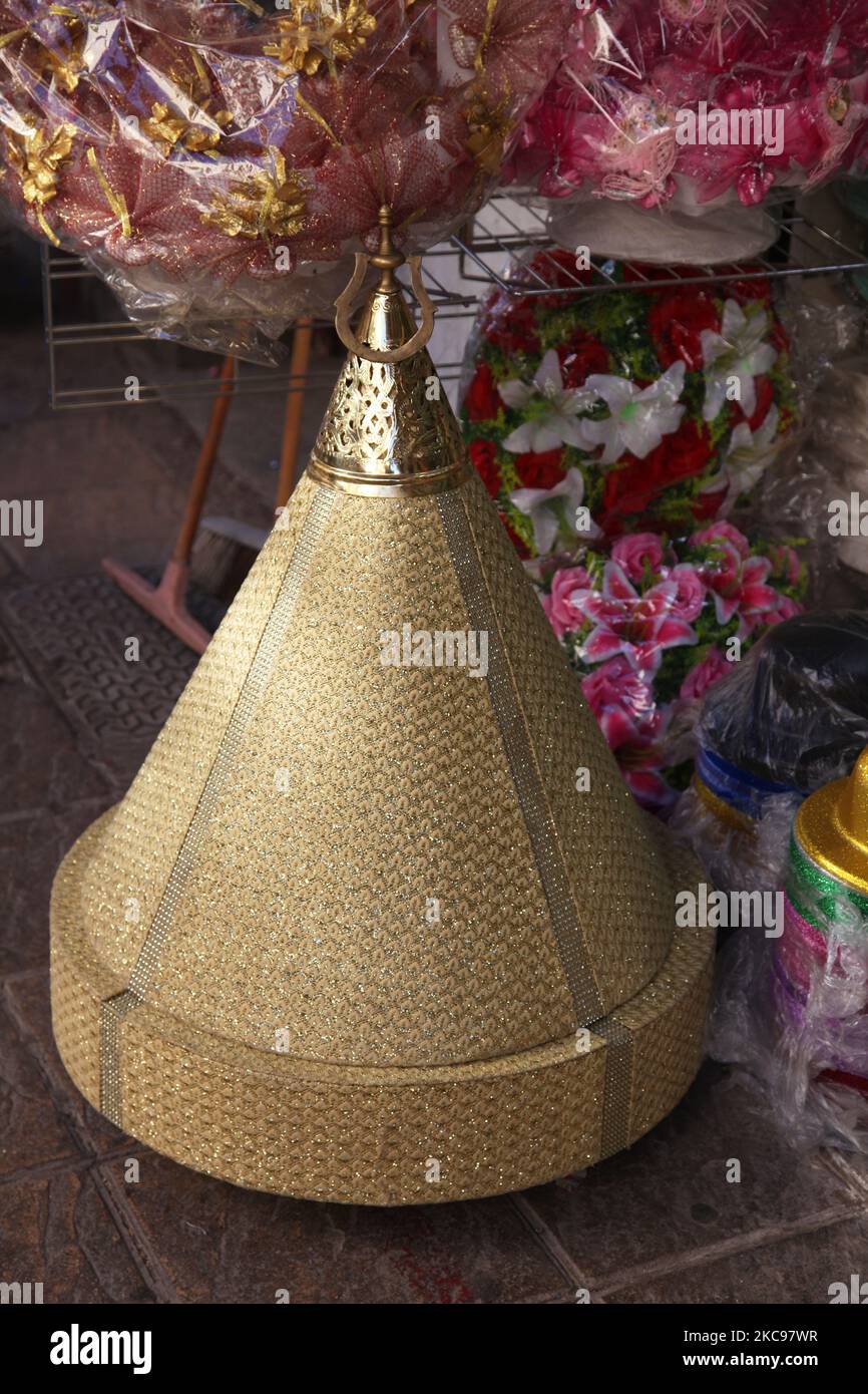 Tabak (tradizionale confezione di nozze islamica conica) in un negozio nella medina (città vecchia) di Fez in Marocco, Africa. (Foto di Creative Touch Imaging Ltd./NurPhoto) Foto Stock
