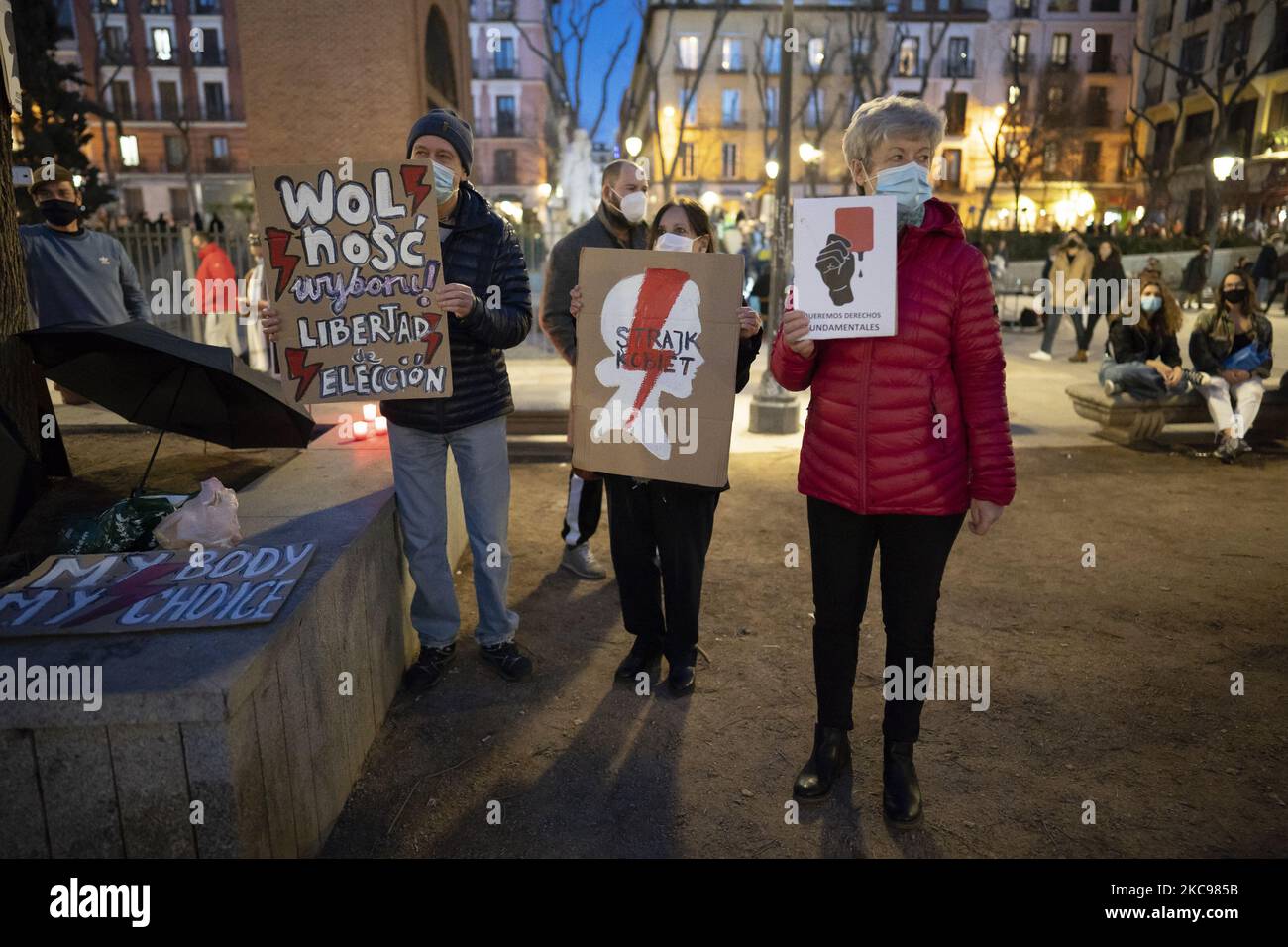 I manifestanti protestano a sostegno delle donne polacche e contro la nuova legge polacca anti-aborto, una delle leggi anti-aborto più restrittive in Europa, a Madrid, Spagna, il 13 febbraio 2021. (Foto di Oscar Gonzalez/NurPhoto) Foto Stock