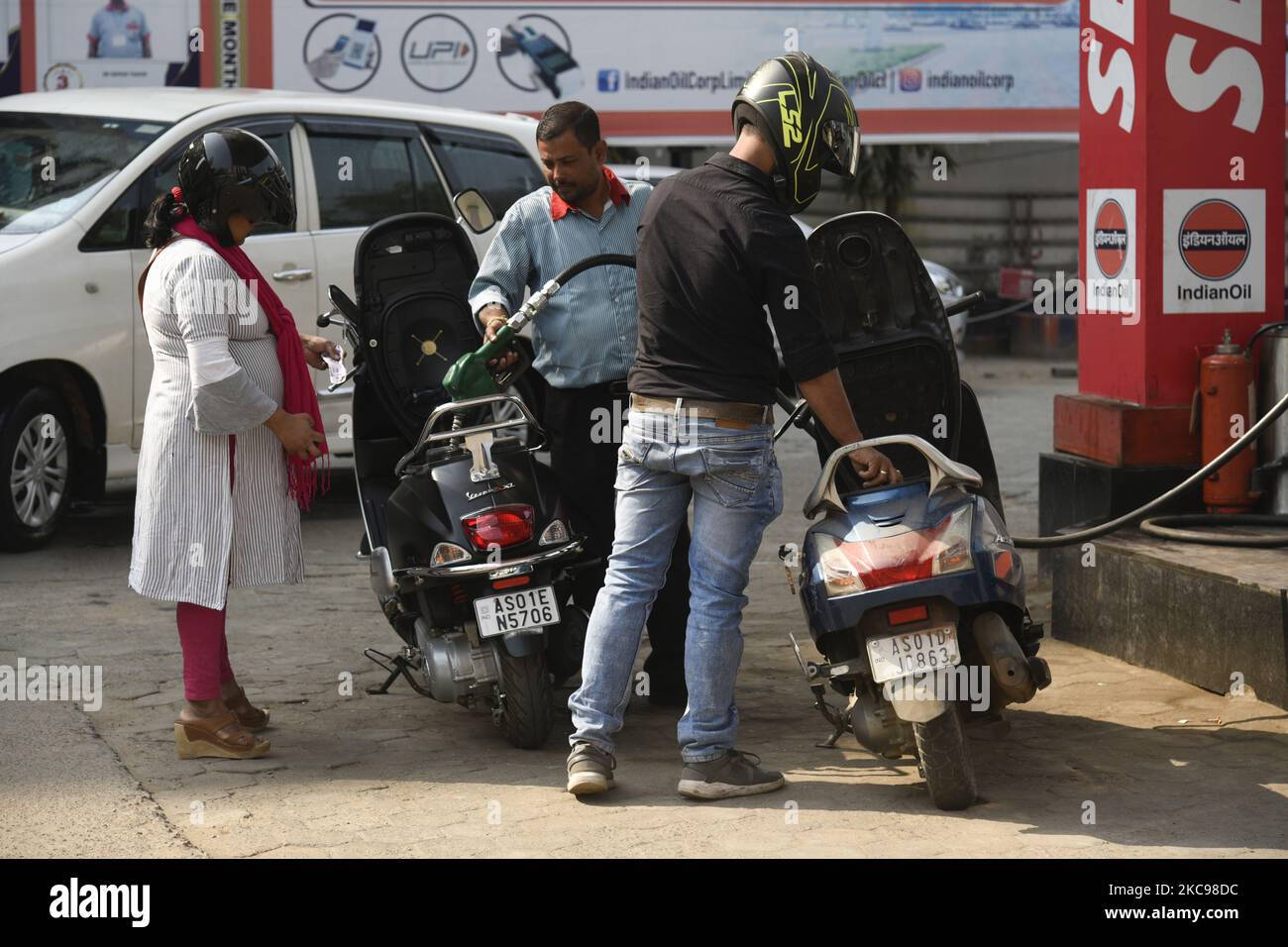 Persone che rabboccano benzina e carburante diesel nei loro veicoli in una stazione di rifornimento il 13 febbraio 2021 a Guwahati, India. In vista delle elezioni di assemblea, il governo di Assam ha deciso di ridurre i prezzi della benzina e del diesel ad Assam di 5 rupie al litro a partire da venerdì mezzanotte, rendendo i carburanti tra i meno costosi nel paese. Il governo di Assam ha rimosso la tassa supplementare di RS 5 riscosso sulla benzina e sul diesel riscossi l'anno scorso al picco della pandemia di Covid-19. (Foto di David Talukdar/NurPhoto) Foto Stock