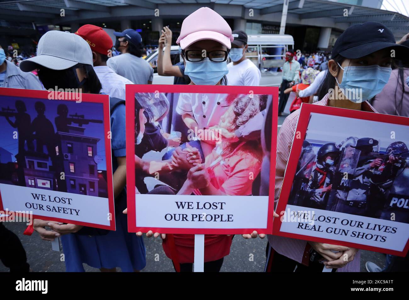 I manifestanti del Myanmar detengono cartelli durante una manifestazione contro il golpe militare a Yangon, Myanmar, il 14 febbraio 2021. (Foto di Myat Thu Kyaw/NurPhoto) Foto Stock