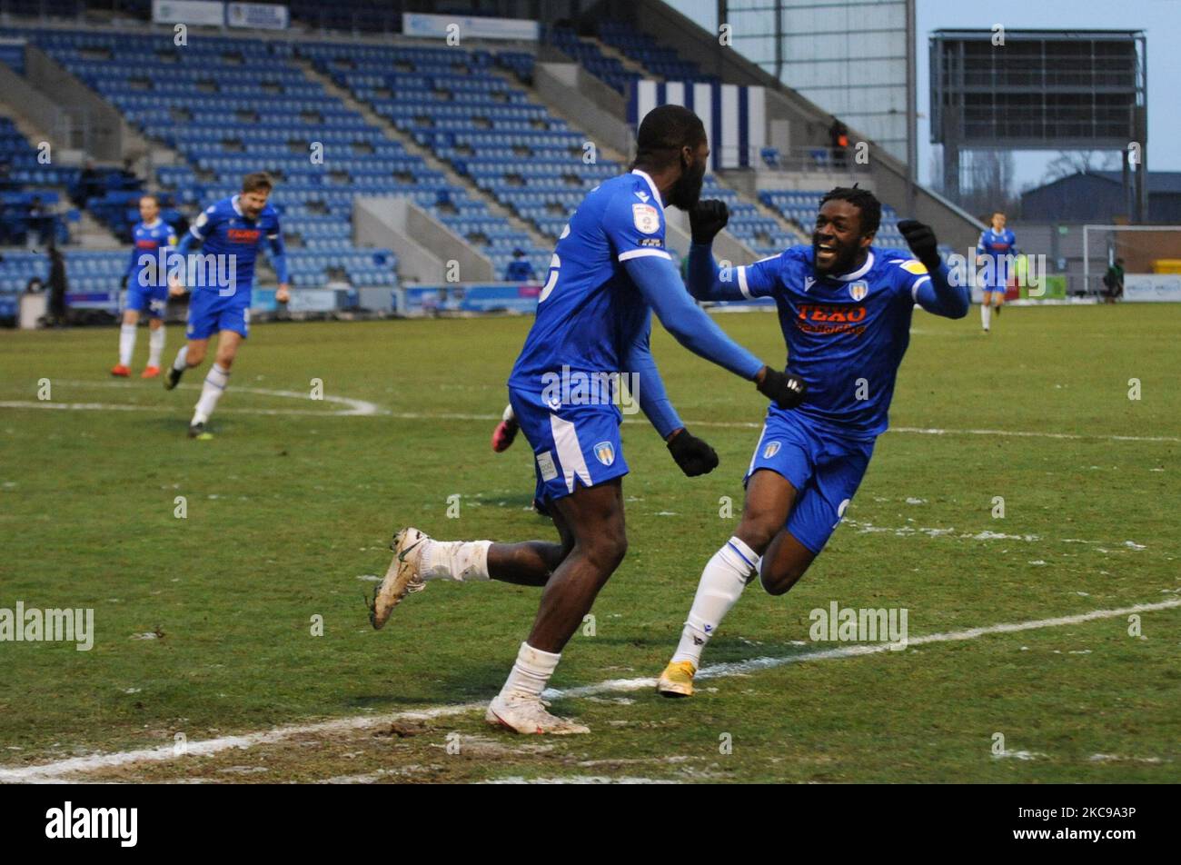 Colchesters Frank Nuble celebra il suo obiettivo con il compagno di squadra Araide Oteh durante la partita della Sky Bet League 2 tra Colchester United e Mansfield Town al Weston Homes Community Stadium di Colchester, Inghilterra, il 14th febbraio 2021. (Foto di ben Pooley/MI News/NurPhoto) Foto Stock