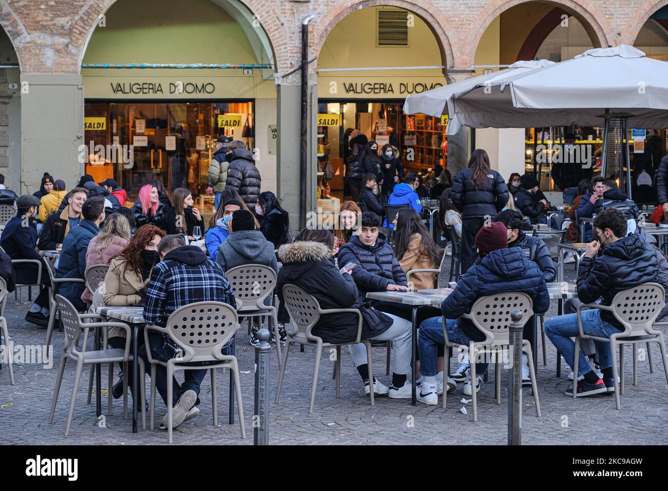 Nella foto Paduan ragazzi e cittadini seduti in uno dei bar del centro storico durante l'aperitivo. Con l'entrata in vigore della zona gialla, che consente la riapertura di bar e locali commerciali, la gente si è riversata nelle vie dello shopping. Tuttavia, ciò ha portato all'inevitabile verificarsi di riunioni non volontarie. Per evitare tutto questo, il comune di Padova ha deciso di realizzare un'area pedonale a senso unico con personale da parte di volontari della protezione civile e poliziotti che hanno il compito di controllare gli accessi a Via Roma, la principale via dello shopping di Padova, bloccando e. Foto Stock