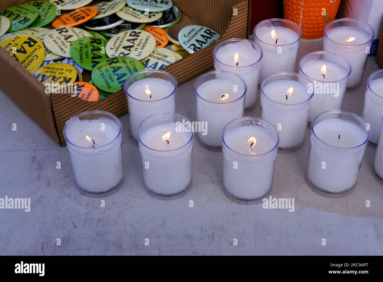 Candele accese per essere poste non lontano dal ritratto di Ilan Halimi a Parigi, in Francia, il 14 febbraio 2021 durante un raduno contro i crimini antisemiti e tutti gli atti razzisti in commemorazione per Ilan Halimi, assassinato 15 anni fa. (Foto di Vincent Koebel/NurPhoto) Foto Stock