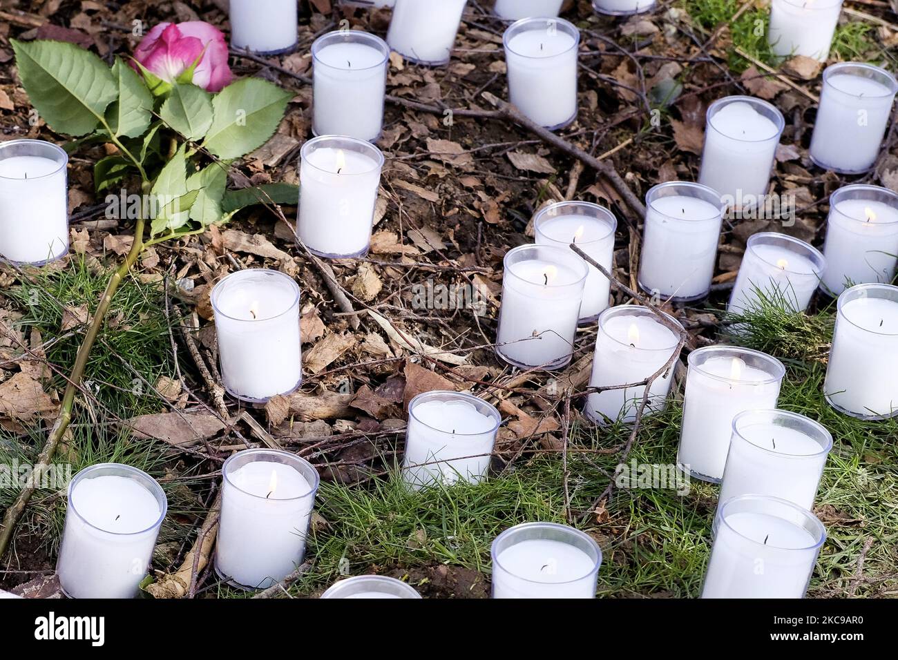 Candele e fiori sono stati collocati nel Giardino Ilan Halimi a Parigi, in Francia, il 14 febbraio 2021 durante un raduno contro i crimini antisemiti e tutti gli atti razzisti in commemorazione per Ilan Halimi, assassinato 15 anni fa. (Foto di Vincent Koebel/NurPhoto) Foto Stock