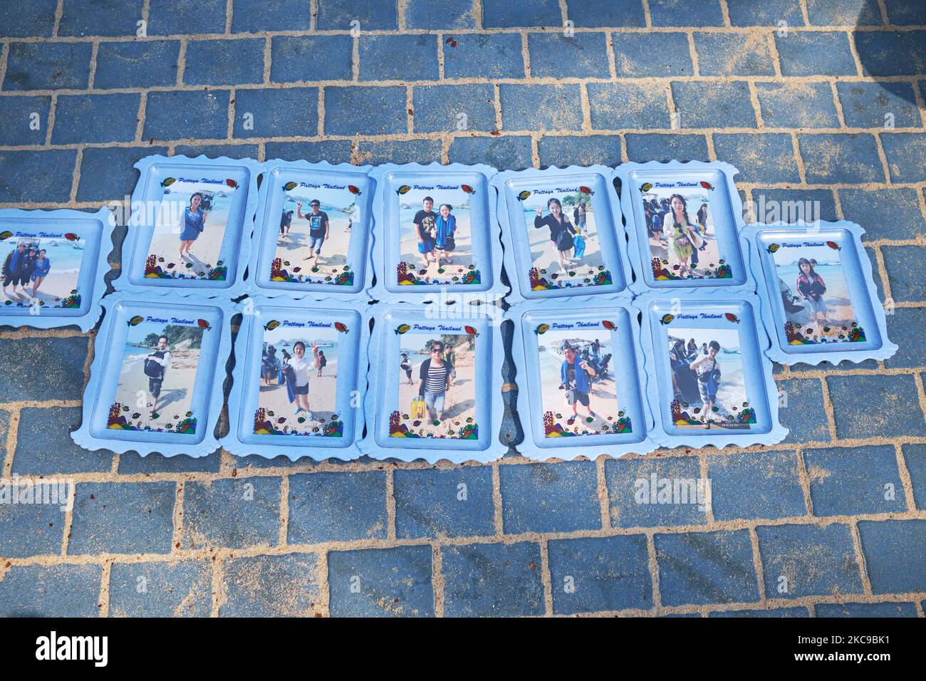 Foto ricordo della crociera Harbour Adventure in vendita ai passeggeri dopo il ritorno alla City Beach di Pattaya, Thailandia Foto Stock