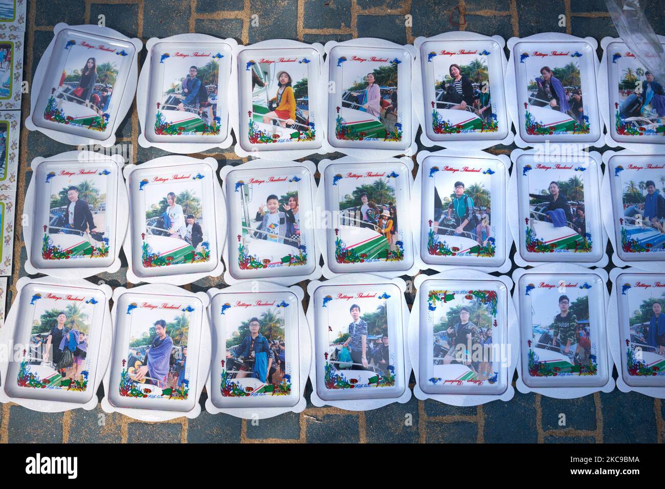 Foto ricordo della crociera Harbour Adventure in vendita ai passeggeri dopo il ritorno alla City Beach di Pattaya, Thailandia Foto Stock