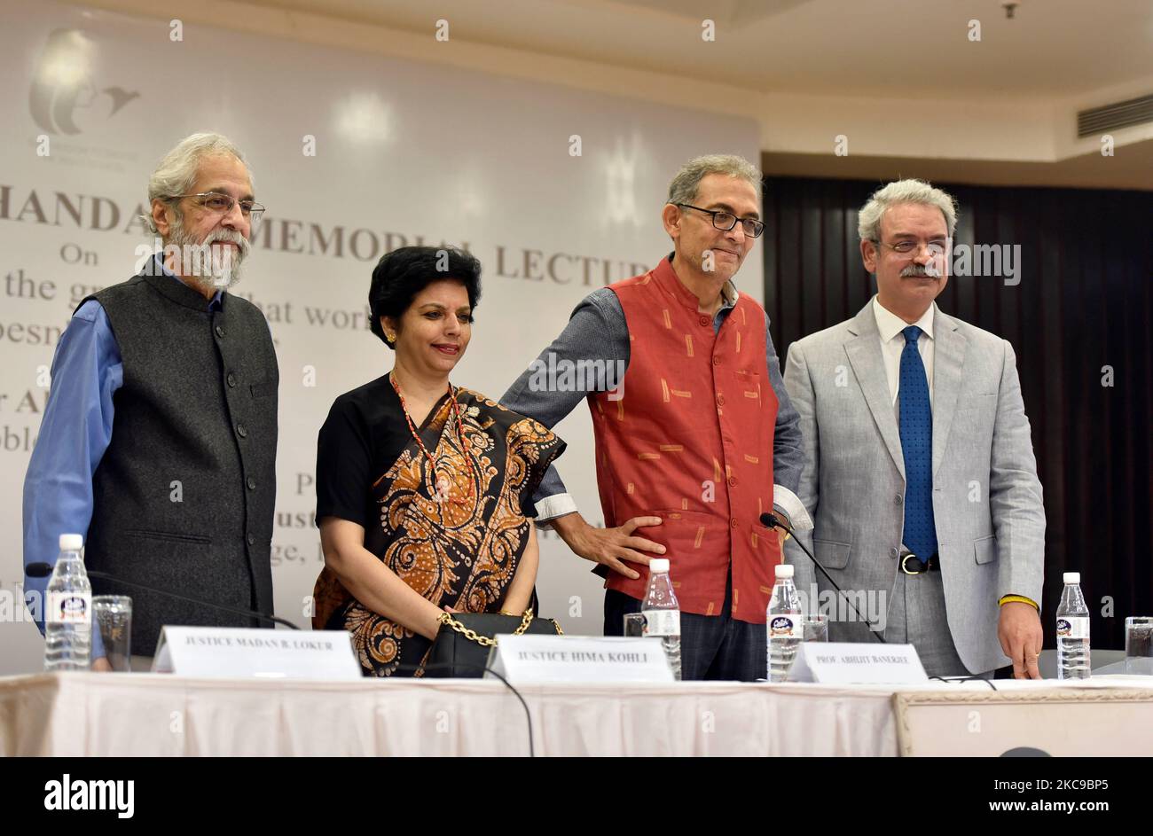 Nuova Delhi, India. 04th Nov 2022. NEW DELHI, INDIA - 4 NOVEMBRE: Giustizia Madan B. Lokur, Giustizia Hima Kohli, Premio Nobel Professor Abhijit Banerjee e Giustizia Siddhartha Mridul al 27th° Justice Sunanda Blare Memorial, in India International Centre il 4 novembre 2022 a New Delhi, India. (Foto di Sanjeev Verma/Hindustan Times/Sipa USA) Credit: Sipa USA/Alamy Live News Foto Stock