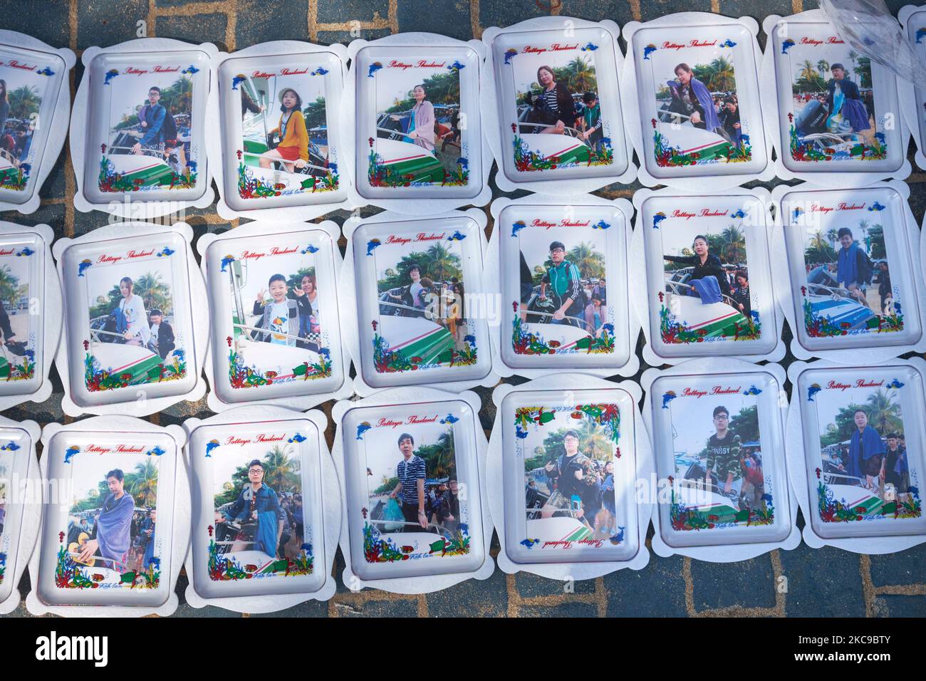 Foto ricordo della crociera Harbour Adventure in vendita ai passeggeri dopo il ritorno alla City Beach di Pattaya, Thailandia Foto Stock