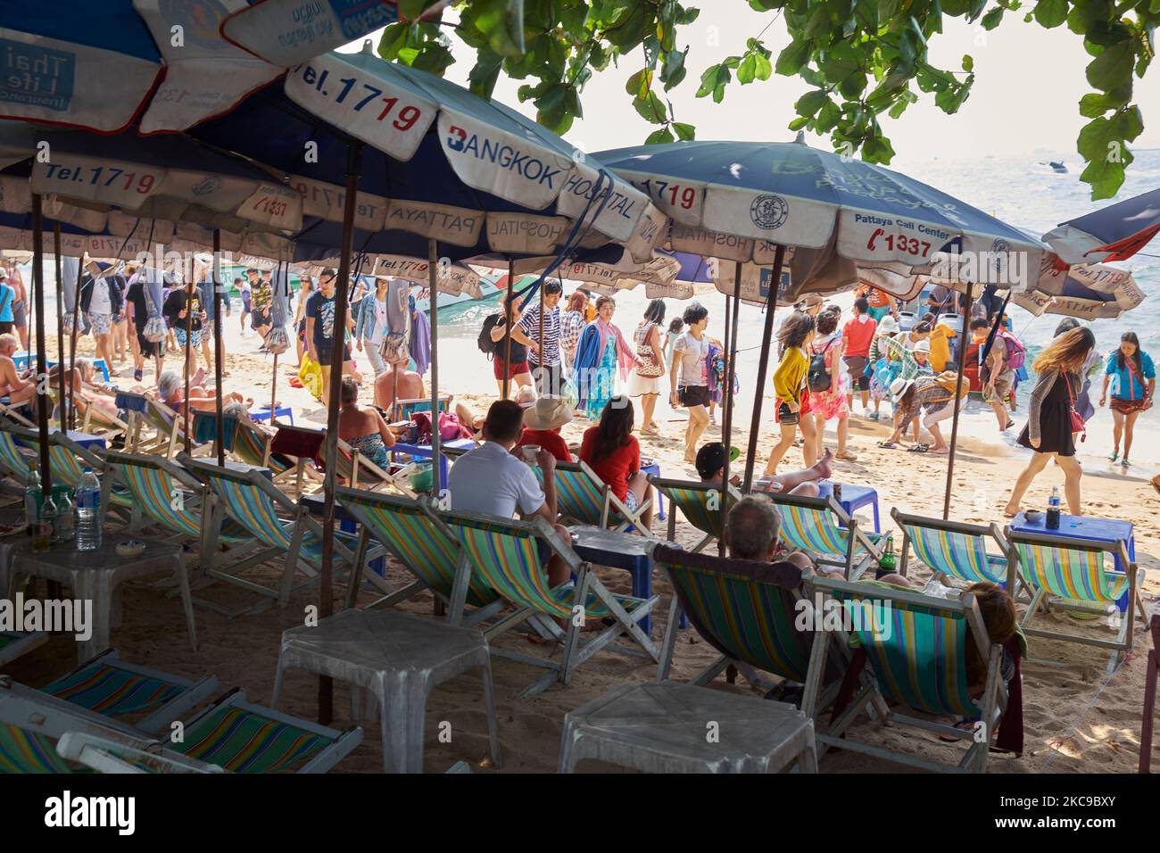 City Beach affollata di visitatori Pattaya Thailandia Foto Stock