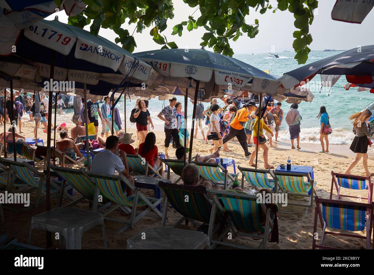 City Beach affollata di visitatori Pattaya Thailandia Foto Stock