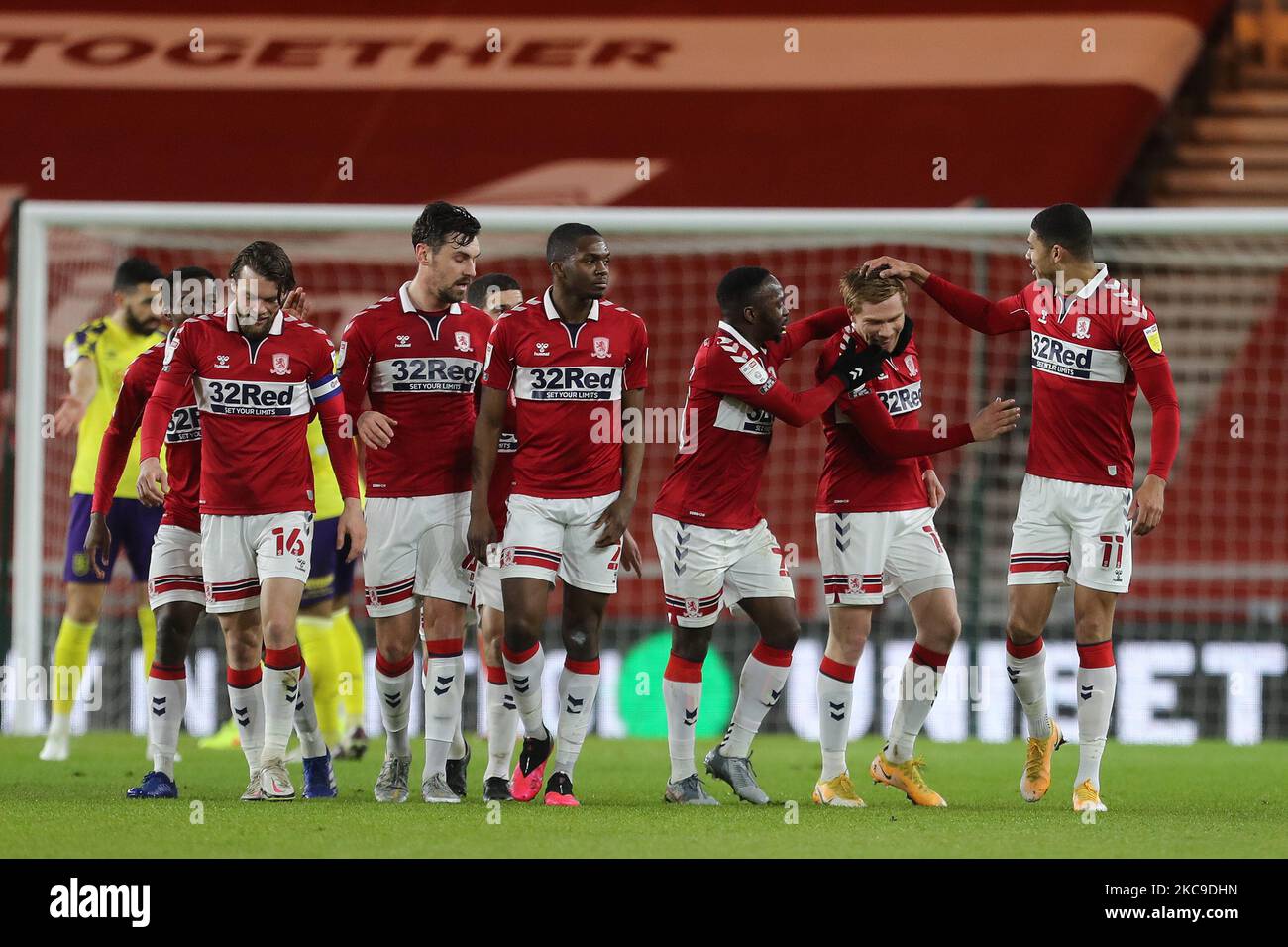 Il Duncan Watmore di Middlesbrough festeggia con i suoi compagni di squadra dopo aver segnato il loro primo gol durante la partita del campionato Sky Bet tra Middlesbrough e Huddersfield Town al Riverside Stadium, Middlesbrough, martedì 16th febbraio 2021. (Foto di Mark Fletcher/MI News/NurPhoto) Foto Stock