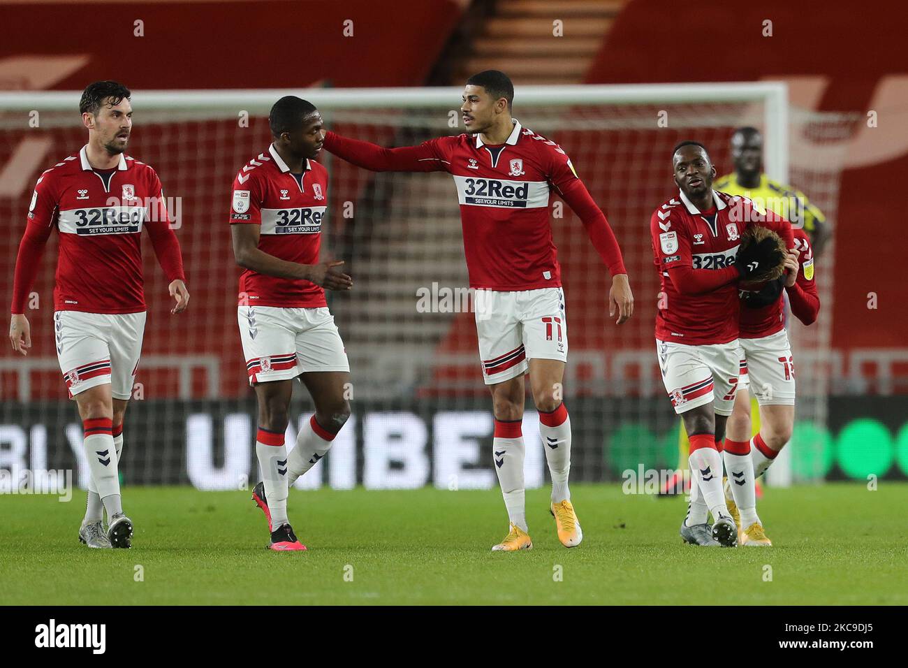 Duncan Watmore di Middlesbrough festeggia con Marc Bola (2nd a destra) mentre dopo aver segnato a livello il punteggio di 1-1 e Grant Hall guarda su mentre Ashley Fletcher e Anfernee Dijksteel si uniscono alla loro celebrazione durante la partita di campionato Sky Bet tra Middlesbrough e Huddersfield Town al Riverside Stadium, Middlesbrough martedì 16th febbraio 2021. (Foto di Mark Fletcher/MI News/NurPhoto) Foto Stock