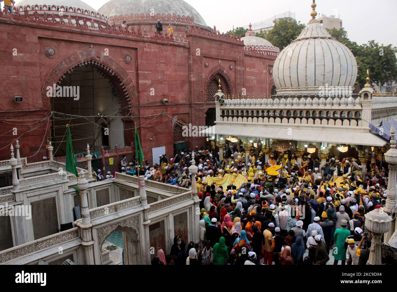 I devoti trono il Nizamuddin Dargah abbracciato in giallo in occasione del 'Sufi Basant' il 16 febbraio 2021 a Nuova Delhi, in India. Il festival di primavera indù o Sufi Basant come è popolarmente noto, risale al 12th ° secolo quando il poeta celebrato Amir Khurrow dedicato le sue canzoni di primavera al suo khwaja (maestro spirituale) Hazrat Nizamuddin Auliya. (Foto di Mayank Makhija/NurPhoto) Foto Stock