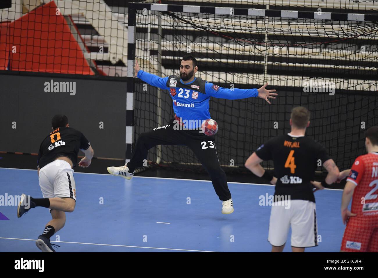 Gregor Ocvirk segna durante il gioco di pallamano per la EHF European League Men 2020/2021 tra Dinamo Bucarest e IFK Kristianstad, Bucarest, Romania, 16 febbraio 2021. (Foto di Alex Nicodim/NurPhoto) Foto Stock