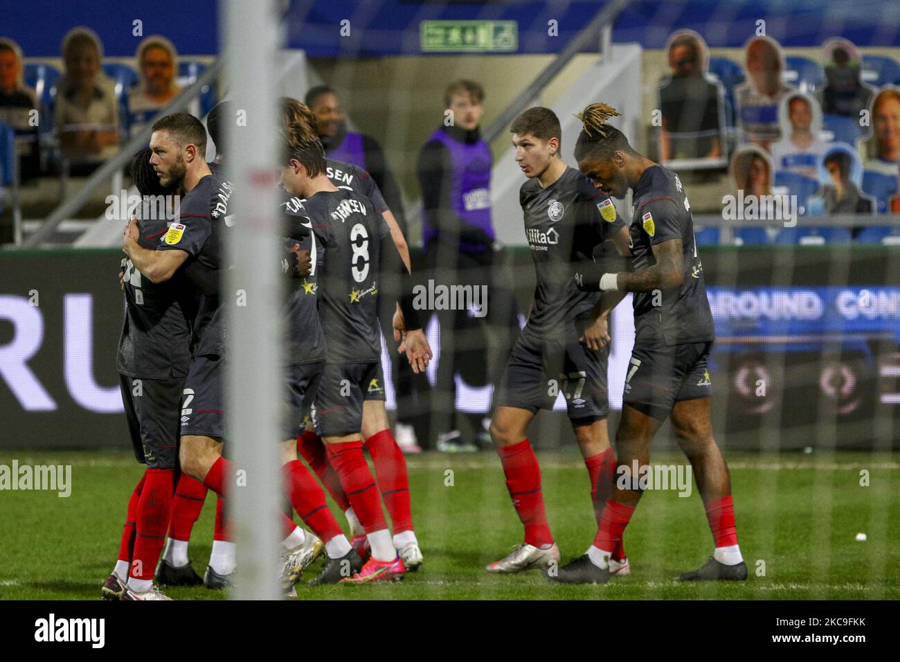 Brentford festeggia il suo 1-0° incontro nel campionato Sky Bet tra Queens Park Rangers e Brentford al Loftus Road Stadium, Londra, mercoledì 17th febbraio 2021. (Foto di Ian Randall/MI News/NurPhoto) Foto Stock