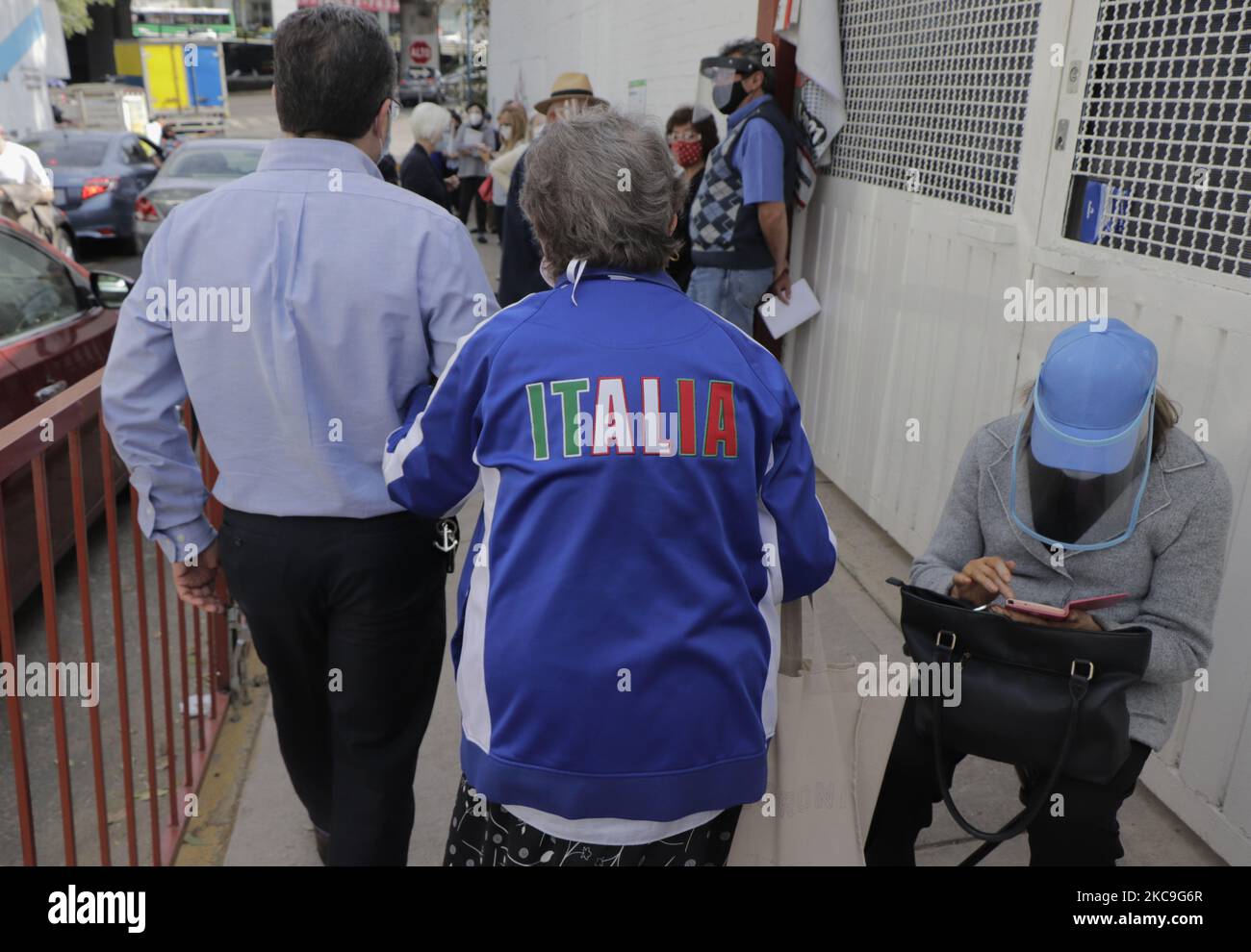 Un adulto più anziano della comunità italiana in Messico attende fuori da una scuola elementare nell'ufficio del sindaco di Magdalena Contreras, Città del Messico, per essere immunizzato con il vaccino AstraZeneca e l'Università di Oxford contro COVID-19. (Foto di Gerardo Vieyra/NurPhoto) Foto Stock