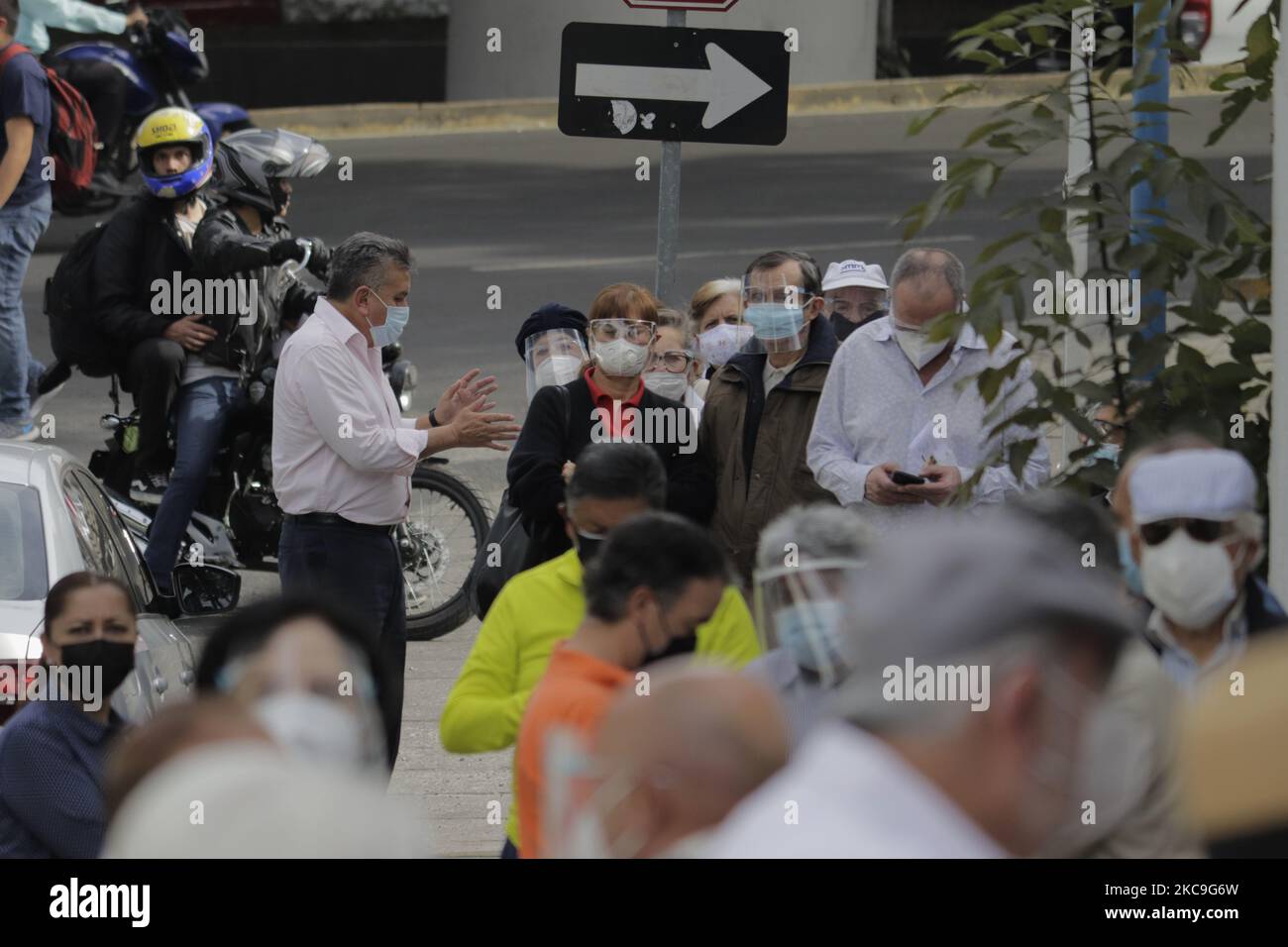 Gli anziani attendono fuori da una scuola elementare nell'ufficio del sindaco di Magdalena Contreras a Città del Messico per ricevere il vaccino AstraZeneca contro COVID-19. Tuttavia, ci sono stati momenti di tensione tra alcuni funzionari pubblici e gli adulti più anziani che non hanno ricevuto il vaccino. Secondo le autorità, al momento, a Città del Messico, saranno applicate 79 mila 550 dosi che saranno distribuite in detti comuni fino al febbraio 19, che avrà un calendario di applicazione dal 9am al 6pm. (Foto di Gerardo Vieyra/NurPhoto) Foto Stock