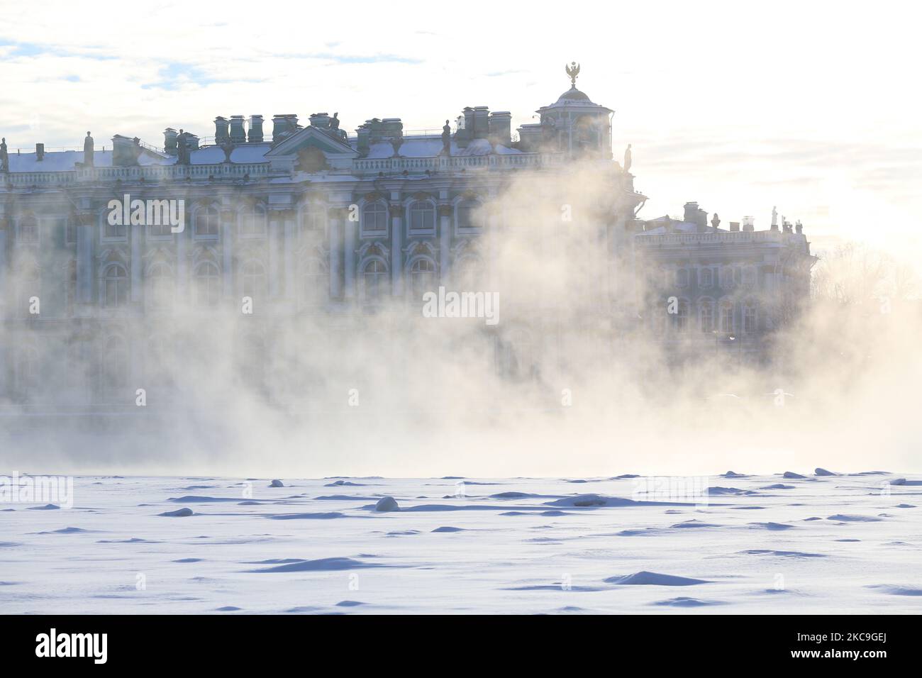 Una donna passa davanti alla nebbia sul fiume Neva congelato a San Pietroburgo. La temperatura dell'aria è scesa a -27 gradi. (Foto di Valya Egorshin/NurPhoto) Foto Stock